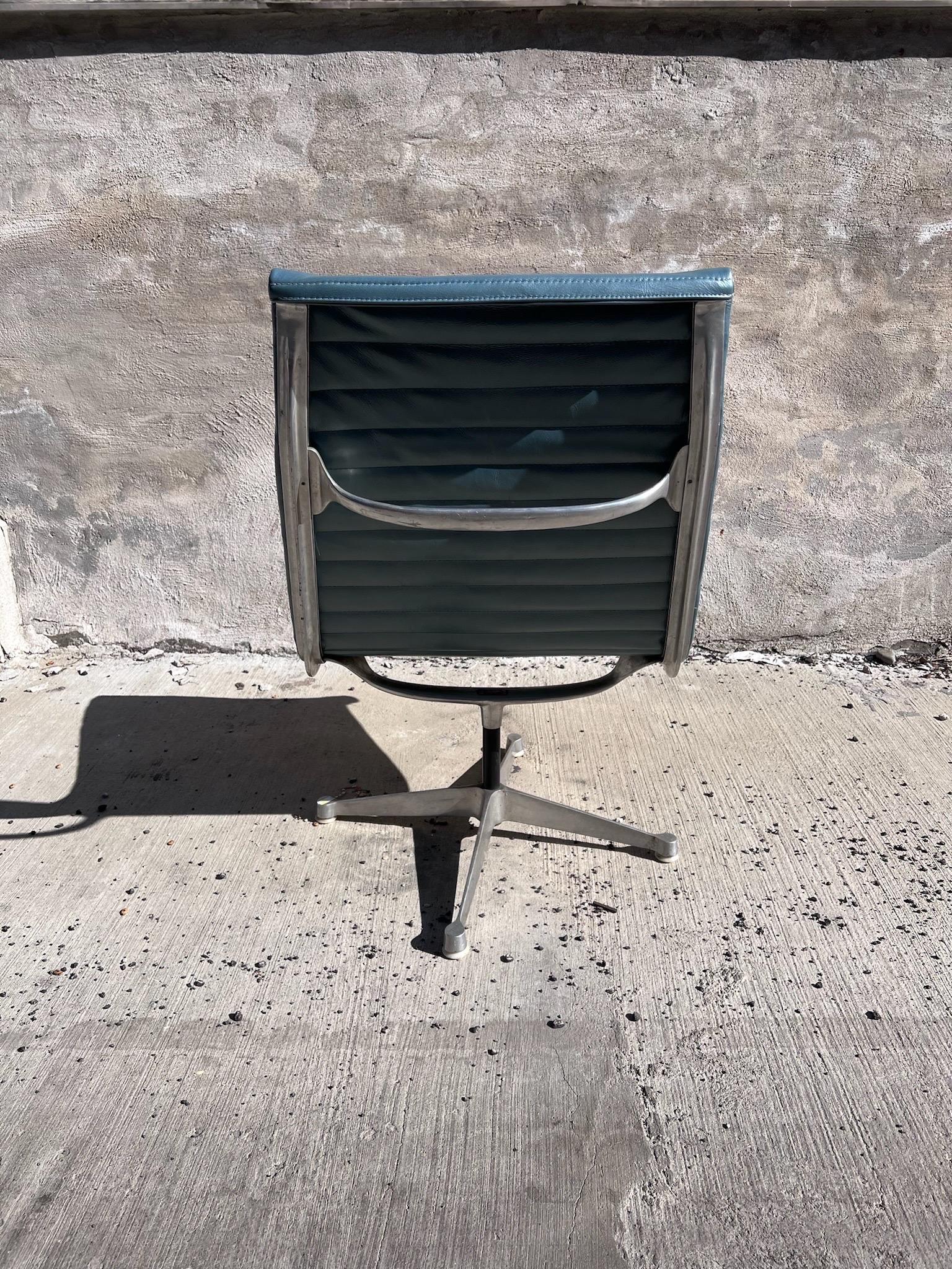 Dreh-Loungesessel aus Aluminium für Herman Miller, Moderne der Mitte des Jahrhunderts im Zustand „Gut“ in Chicago, IL