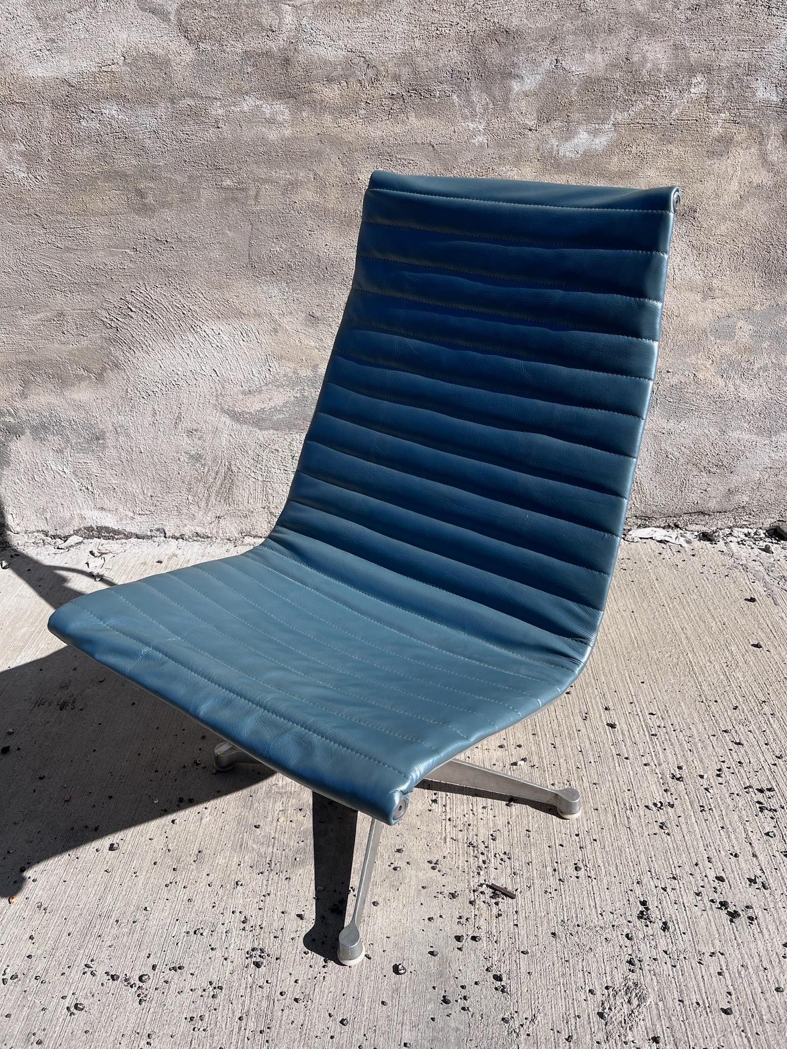 Mid Century Modern Aluminum Swivel Lounge Chair for Herman Miller In Good Condition For Sale In Chicago, IL