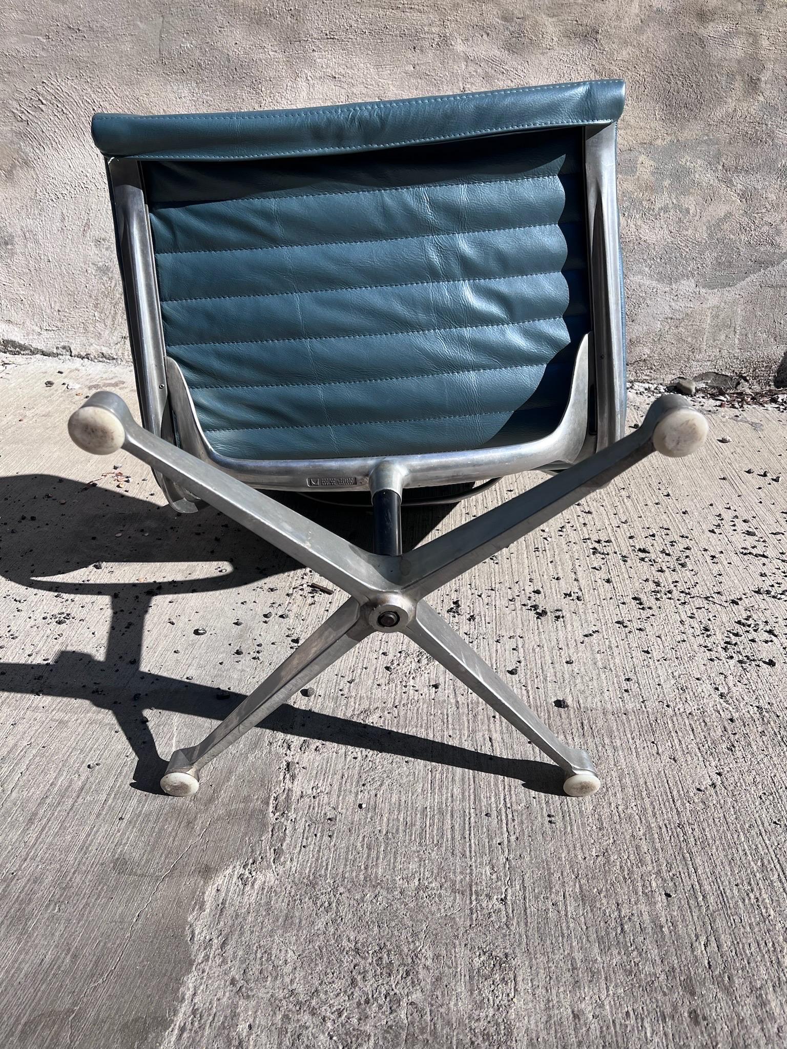 Mid-20th Century Mid Century Modern Aluminum Swivel Lounge Chair for Herman Miller For Sale