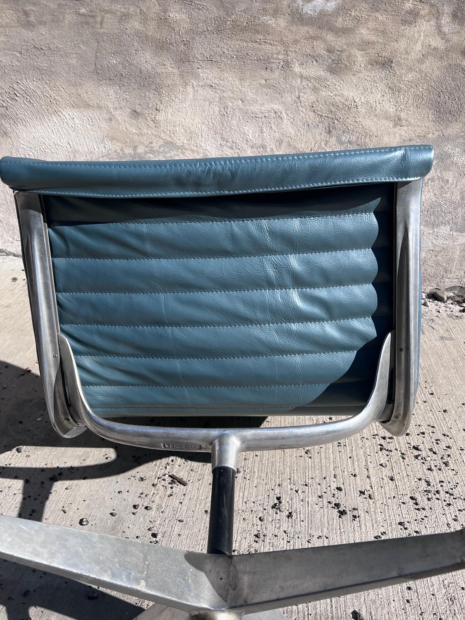 Mid Century Modern Aluminum Swivel Lounge Chair for Herman Miller For Sale 2