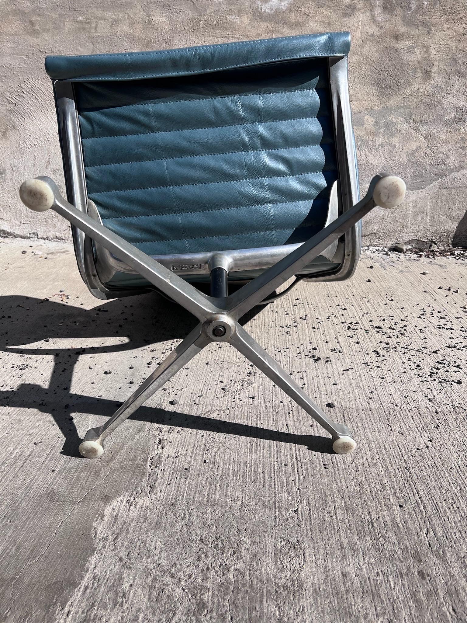 Mid Century Modern Aluminum Swivel Lounge Chair for Herman Miller For Sale 3