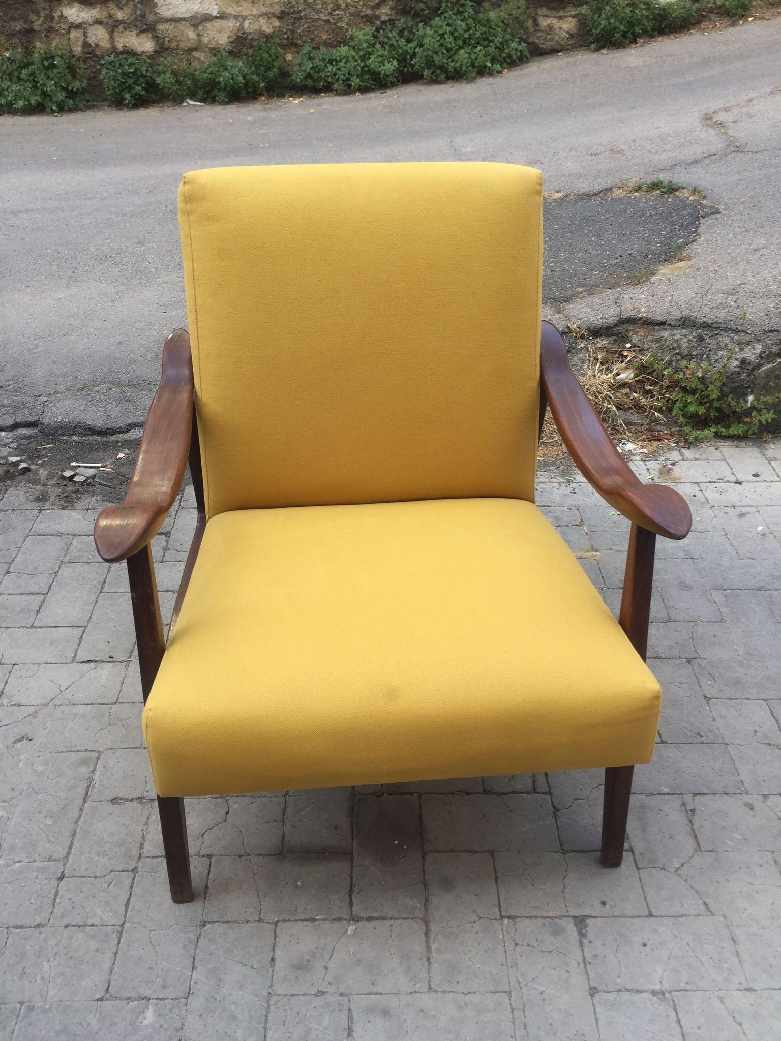 Anspruchsvoller und bequemer Sessel mit gelbem Baumwollbezug. Original-Polsterung und Polsterung. Die Konstruktion ist aus Palisanderholz.

Gianfranco Frattini (15. Mai 1926 - 6. April 2004) war ein italienischer Architekt und Designer. Er gehört