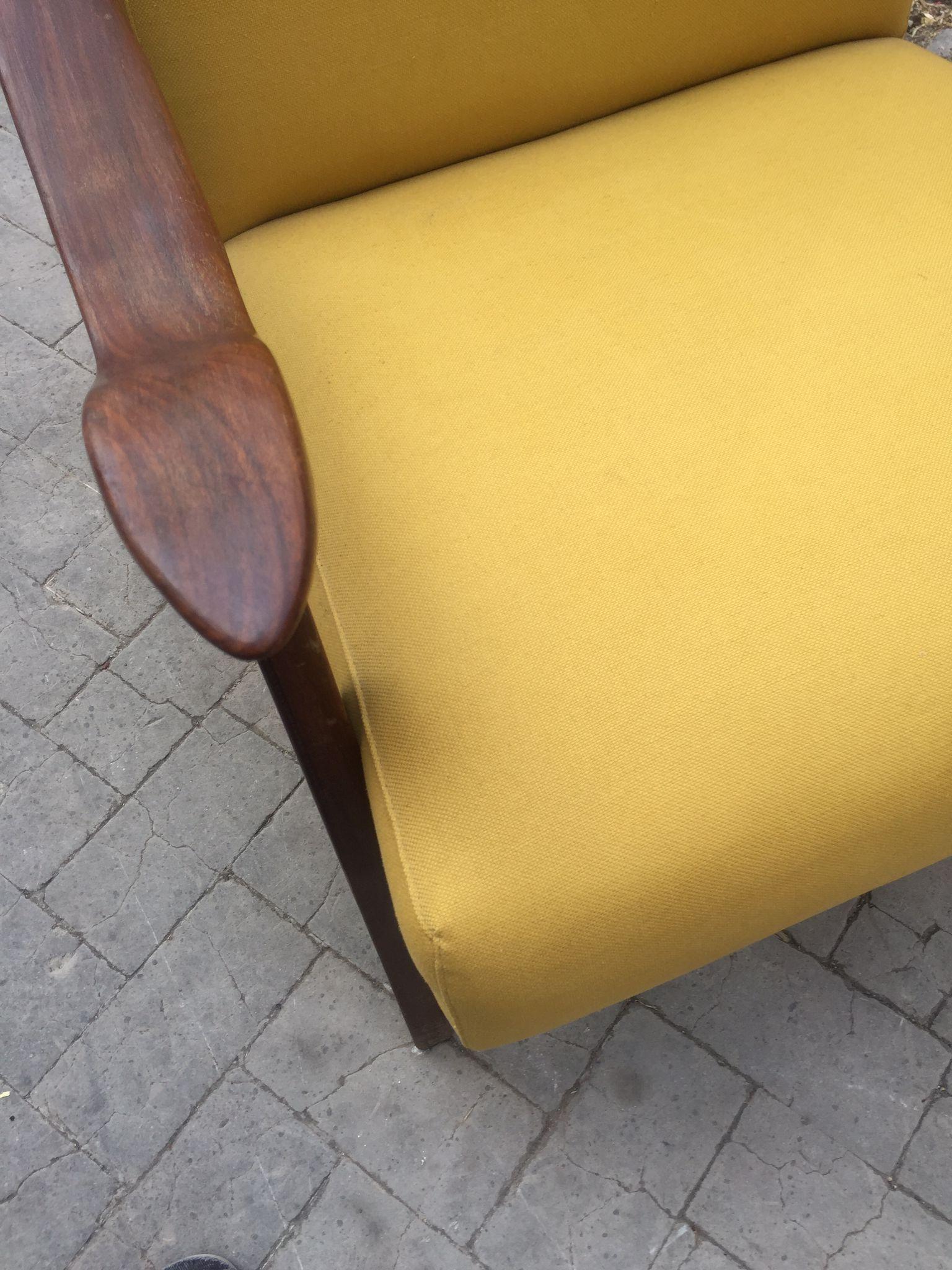 Moderner Sessel aus der Mitte des Jahrhunderts im Stil von Gianfranco Frattini, 1960er Jahre im Zustand „Gut“ im Angebot in Catania, IT
