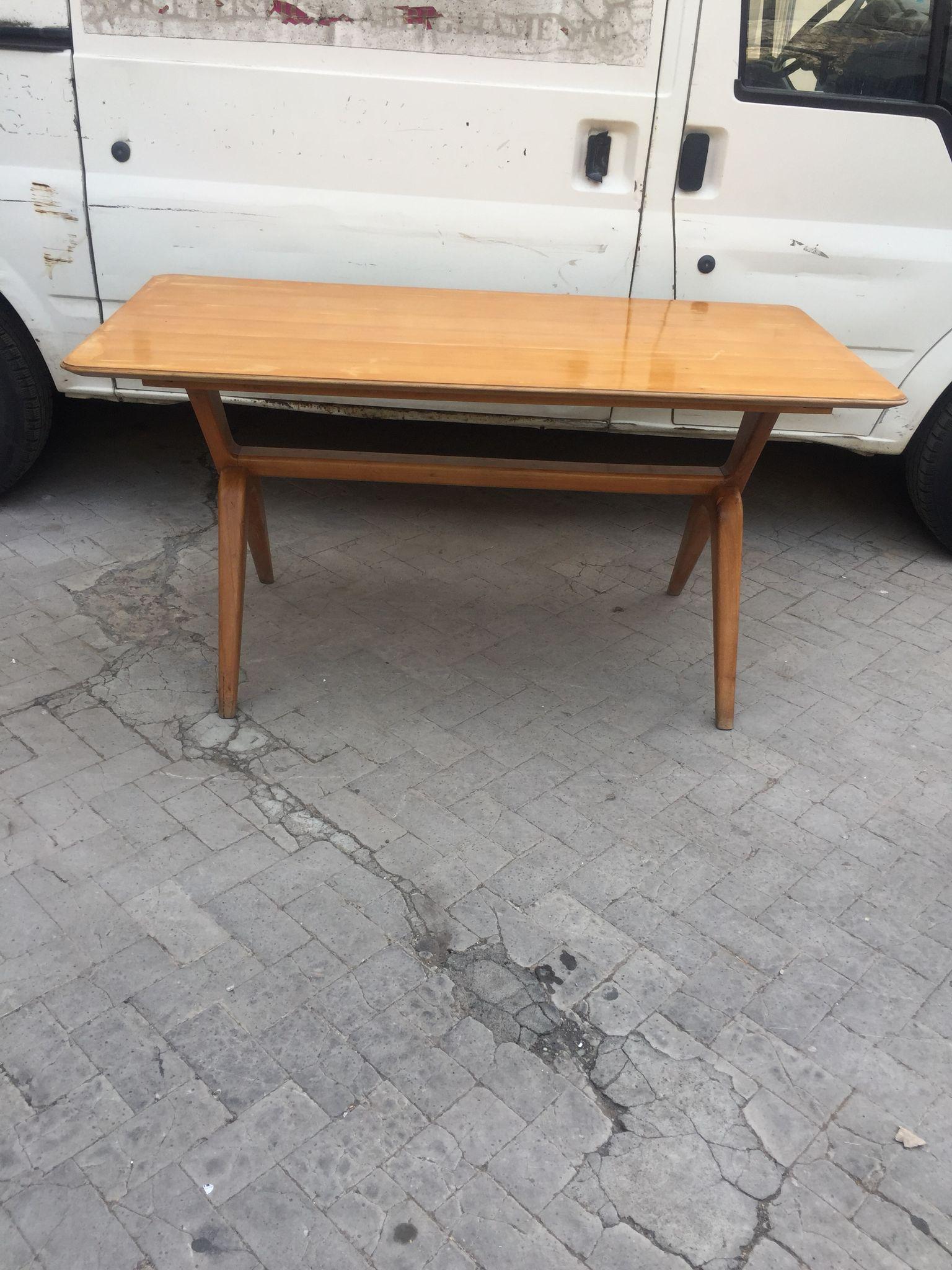 Table de salle à manger vintage en bois italien, années 1950
Superbe table de salle à manger en bois dans le style de Melchiorre Bega, fabriquée en Italie en 1950.
La table de salle à manger en bois a un beau plateau rectangulaire, les pieds sont