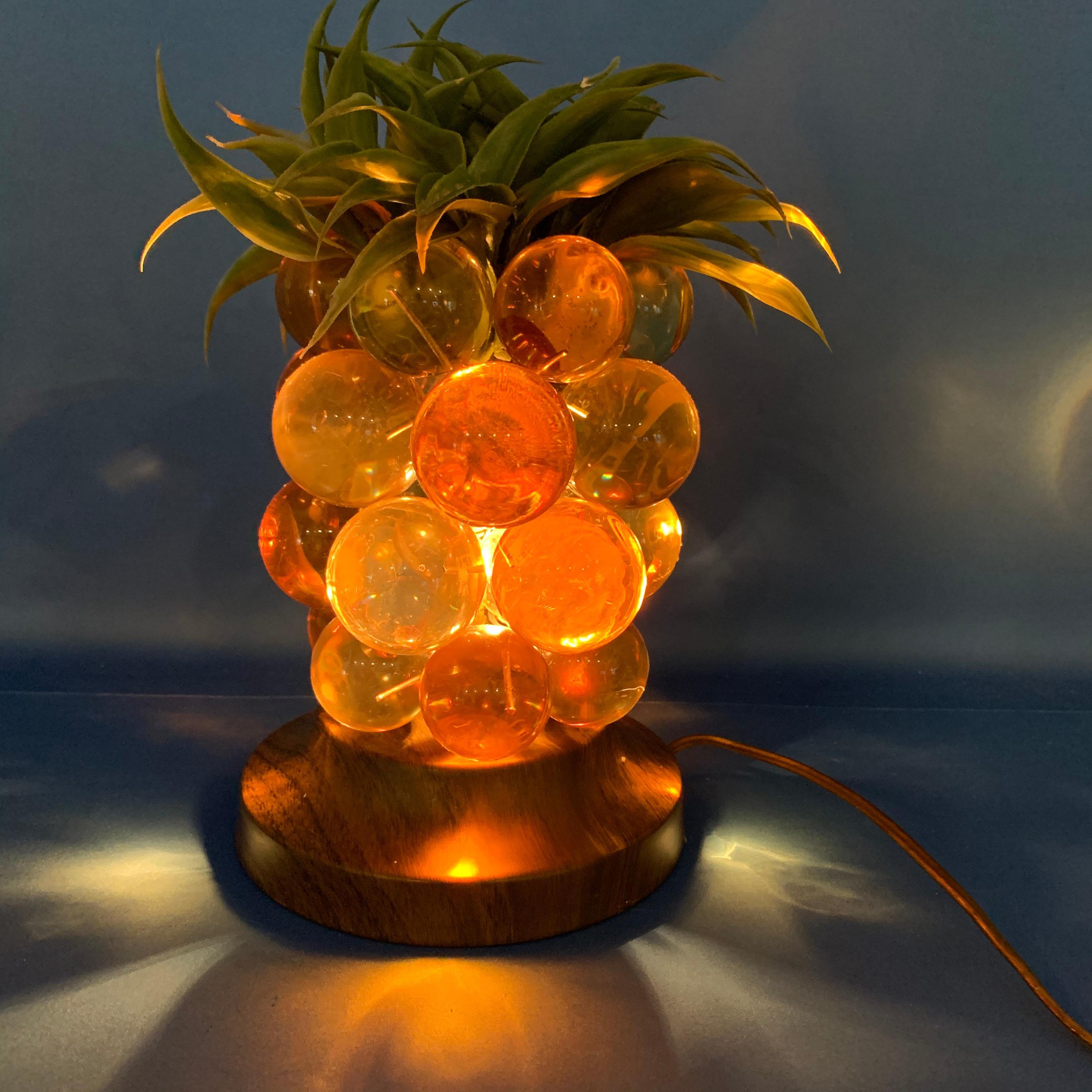 Mid-Century Modern Amber Lucite Grapes Palm Tree Table Lamp In Good Condition In Haddonfield, NJ
