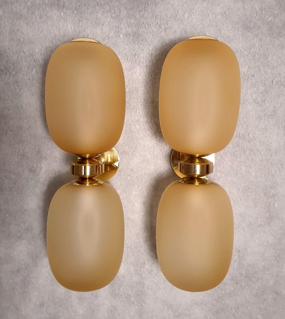Pair of Mid-Century-Modern Murano glass and brass sconces, Barovier & Toso style, Italy, 1980s.
Two pairs of sconces available. Priced and sold by pair.
Select 2 in the menu if you are considering the 2 pairs, or set of four sconces.
Each sconce has