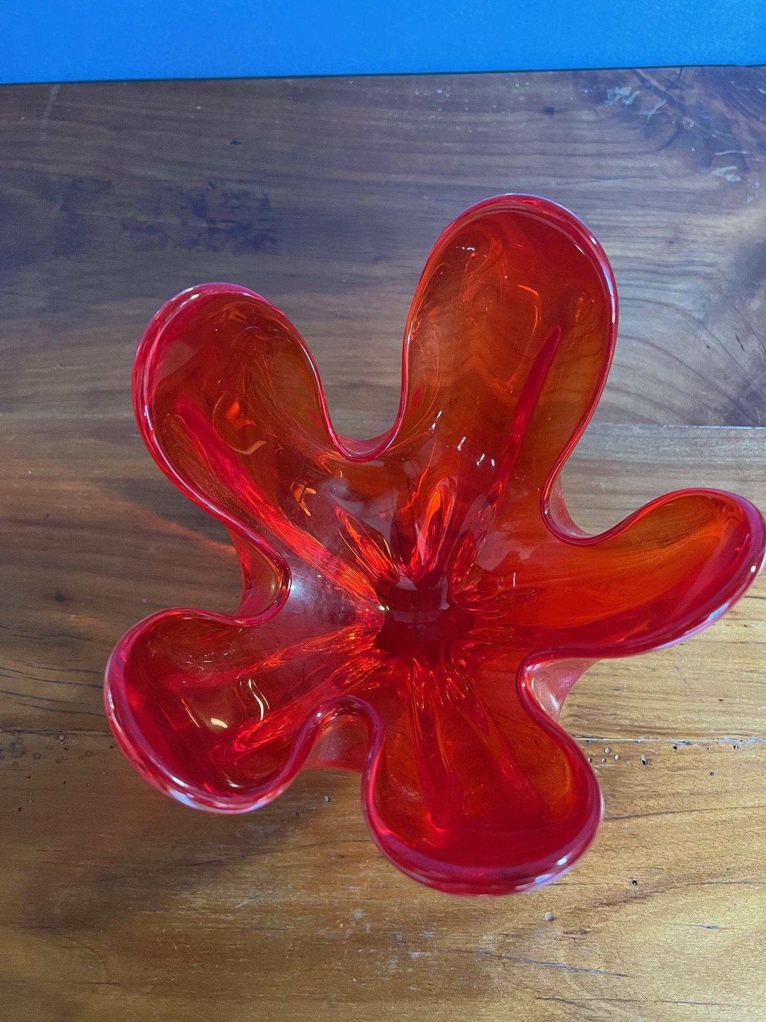 Mid-Century Modern Amberina Colored Glass Dish In Good Condition For Sale In Buchanan, NY