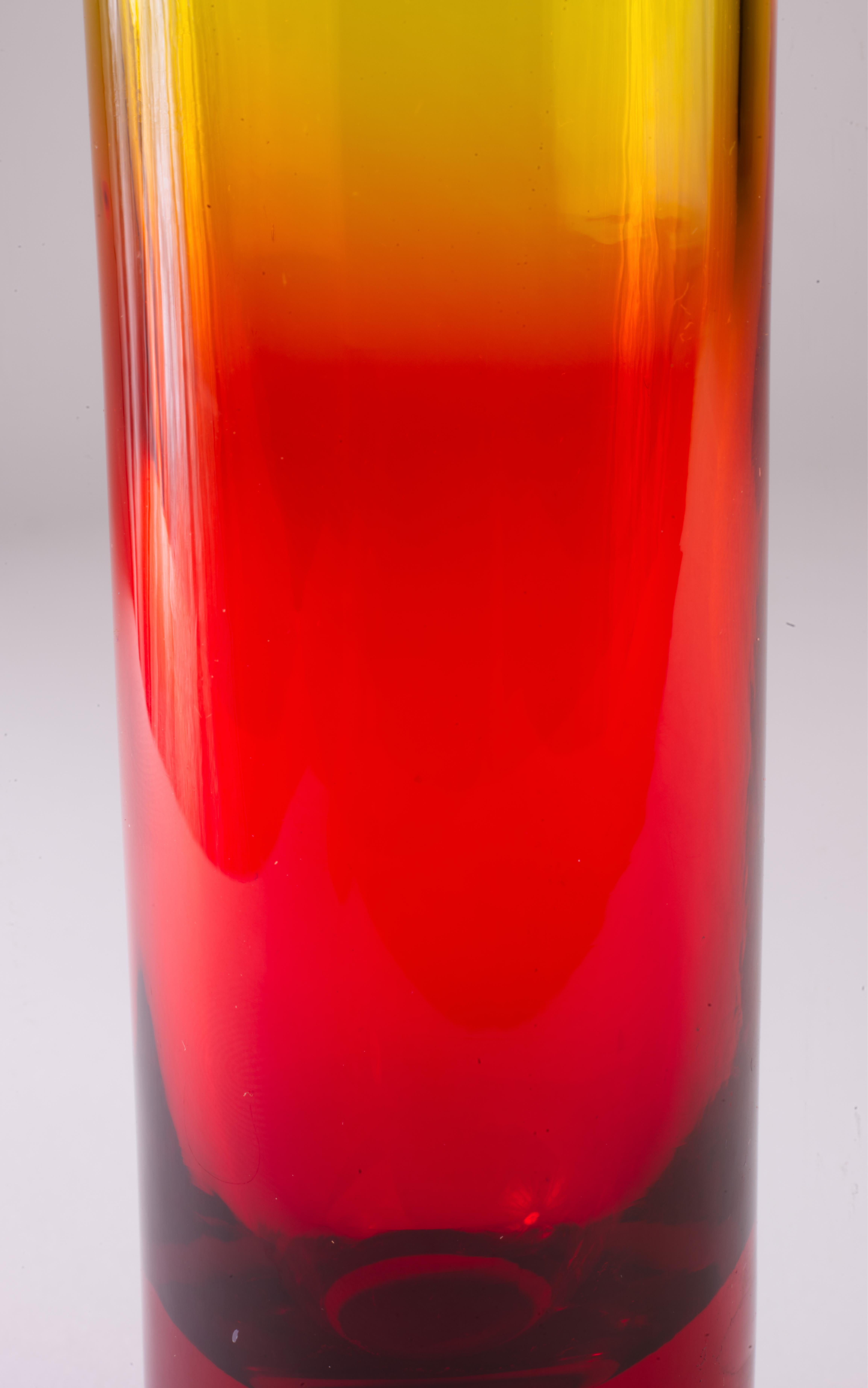 Jarrón de cristal para capullos Amberina de mediados del siglo XX Moderno de mediados de siglo en venta