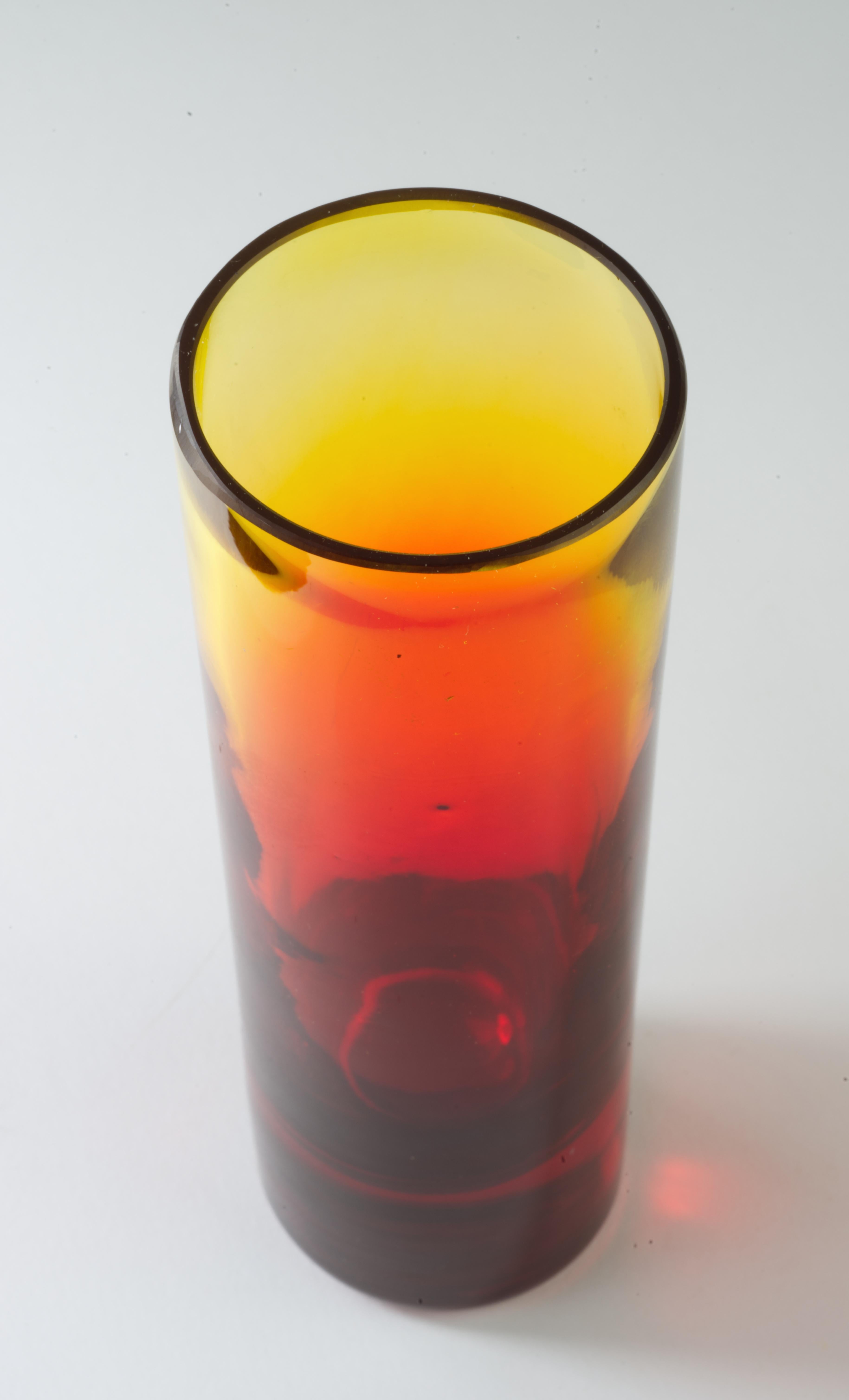 Jarrón de cristal para capullos Amberina de mediados del siglo XX Hecho a mano en venta
