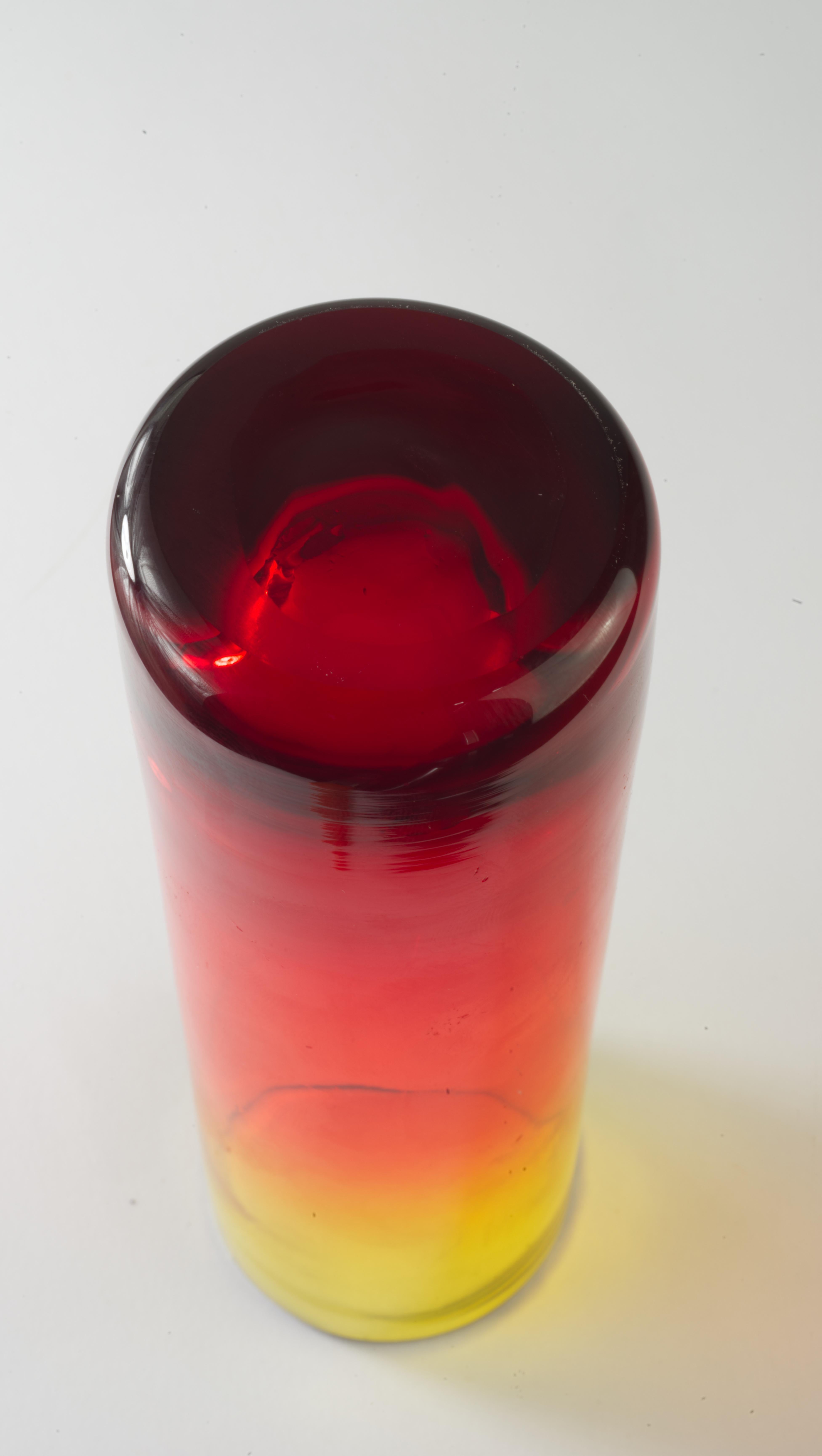 Jarrón de cristal para capullos Amberina de mediados del siglo XX Vidrio artístico en venta