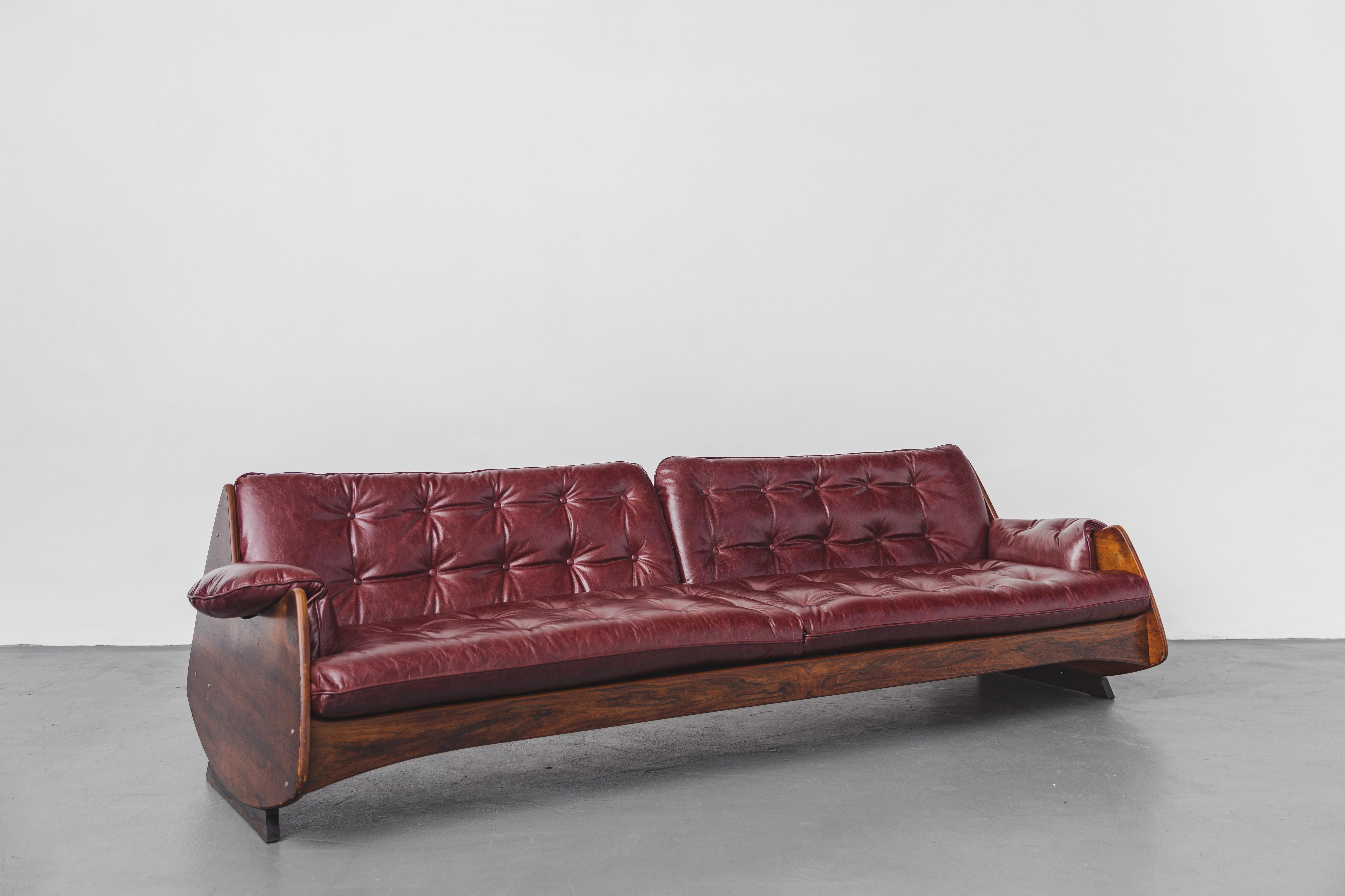 Modernes Mid-Century-Sofa „Ameba“ aus Rosenholz, Jorge Zalszupin zugeschrieben, 1960er Jahre (Leder) im Angebot