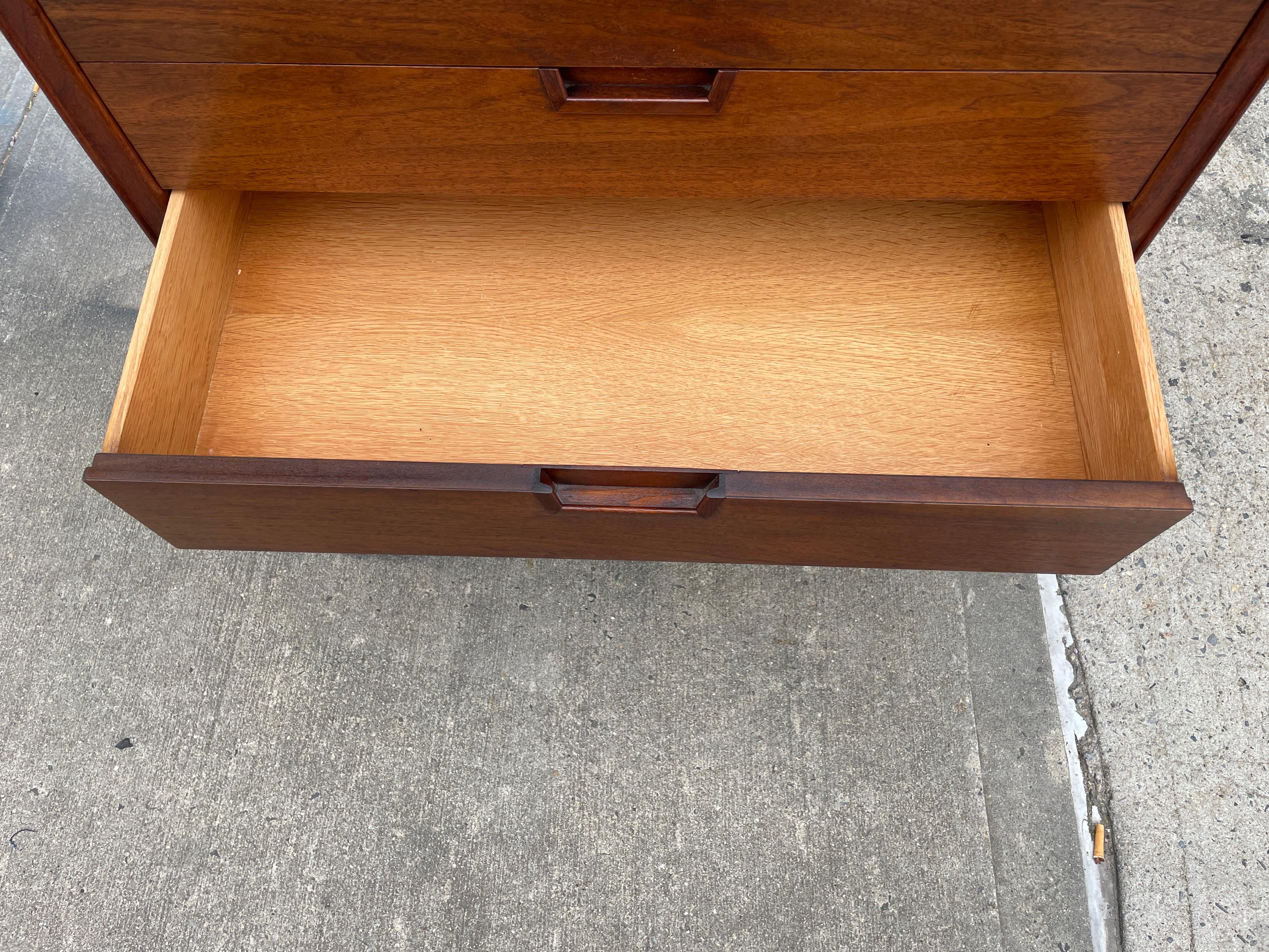 Mid Century Modern American 4 Drawer Dresser by Janus In Good Condition For Sale In BROOKLYN, NY