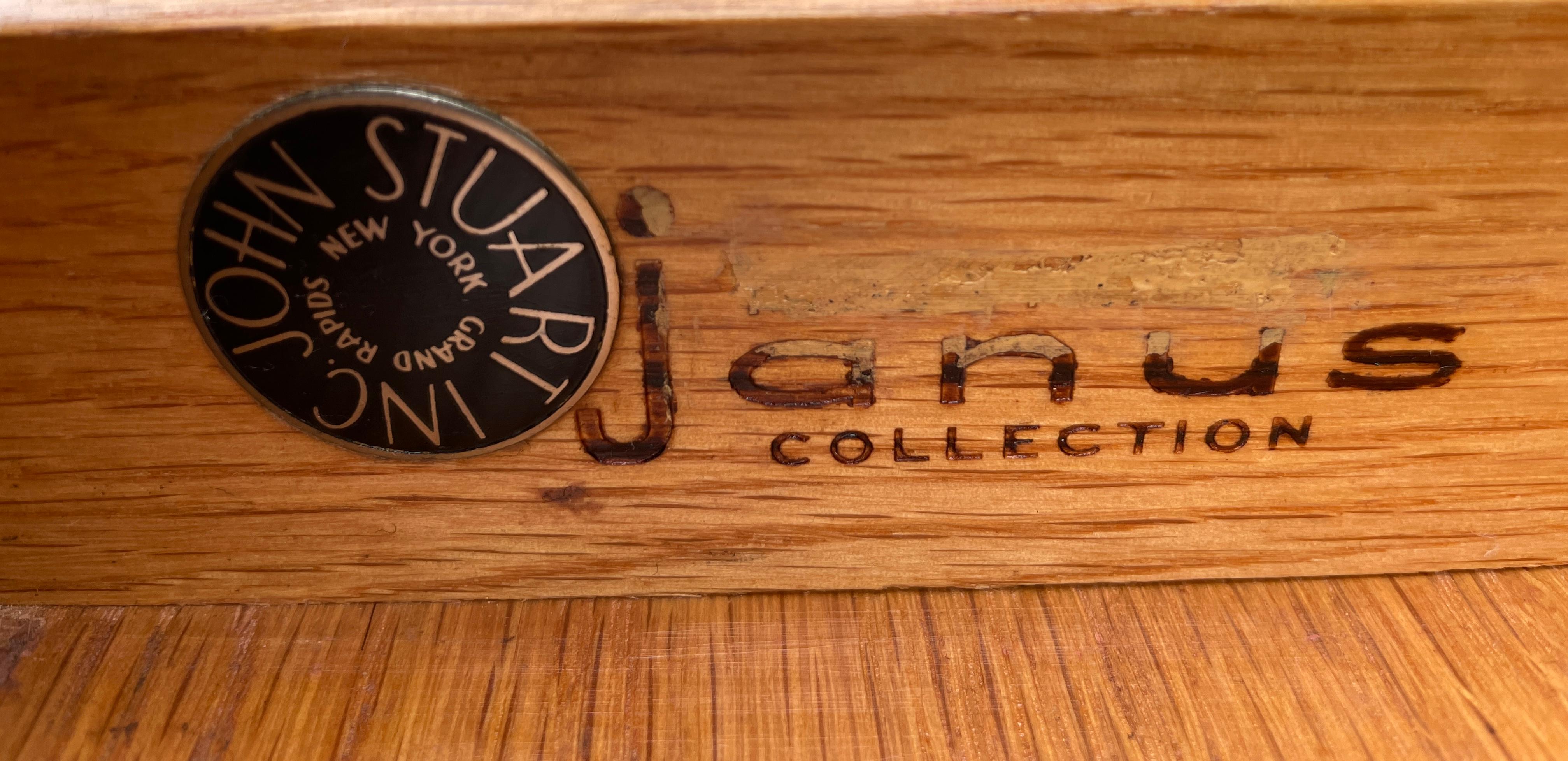 Amerikanische Kommode mit 4 Schubladen von Janus, Mid-Century Modern (Walnuss)