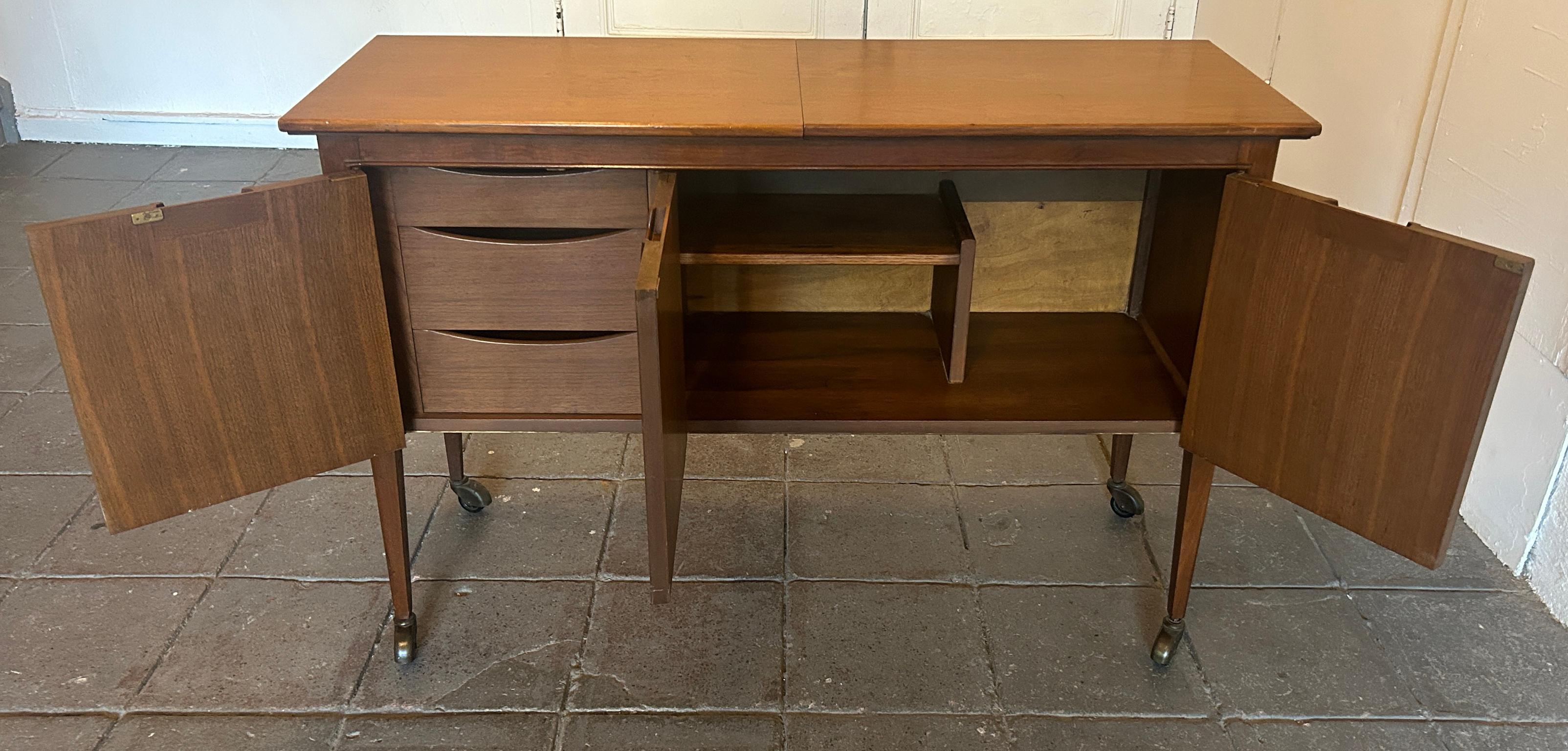 Mid Century Modern American Expanding rolling Walnut Bar Buffet Cart Janus For Sale 4