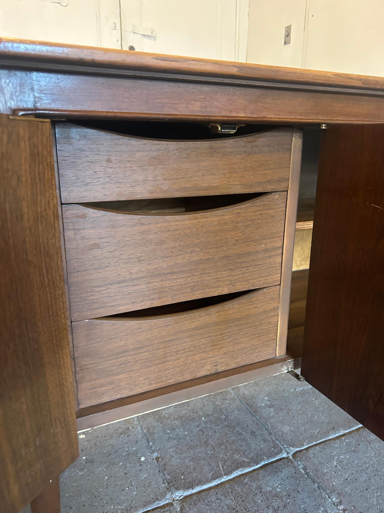 Mid Century Modern American Expanding rolling Walnut Bar Buffet Cart Janus For Sale 5
