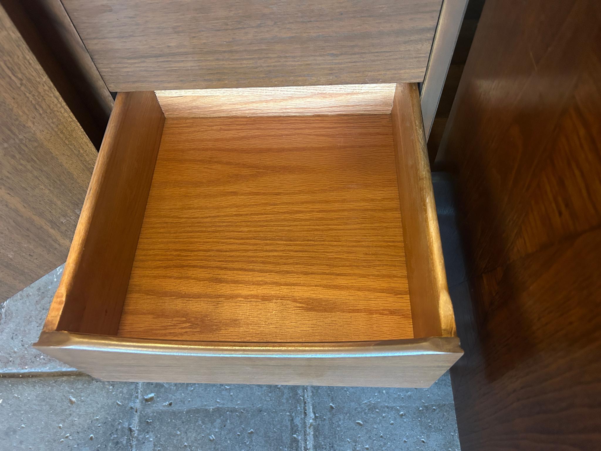Mid Century Modern American Expanding rolling Walnut Bar Buffet Cart Janus For Sale 6