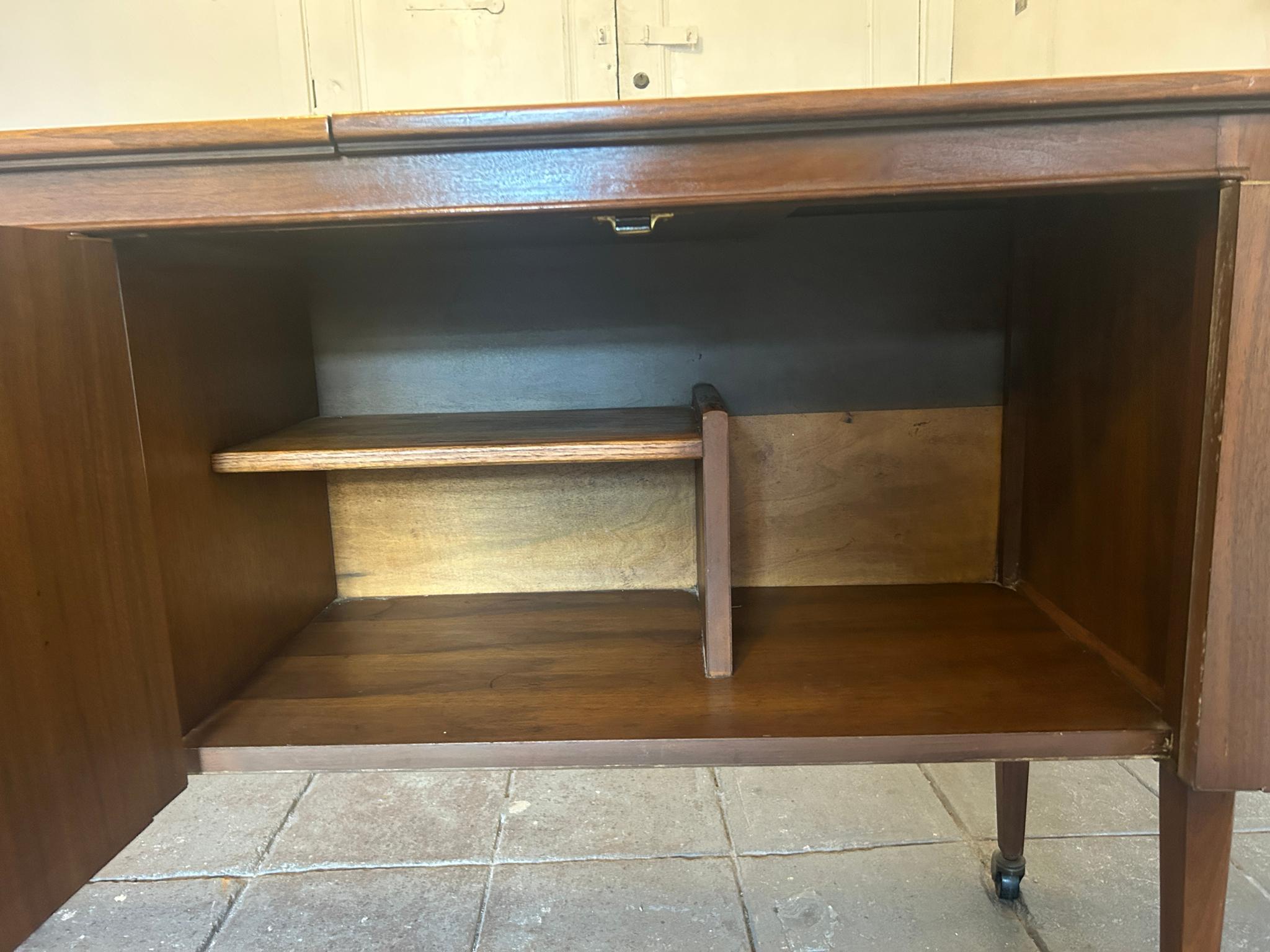 Mid Century Modern American Expanding rolling Walnut Bar Buffet Cart Janus For Sale 7