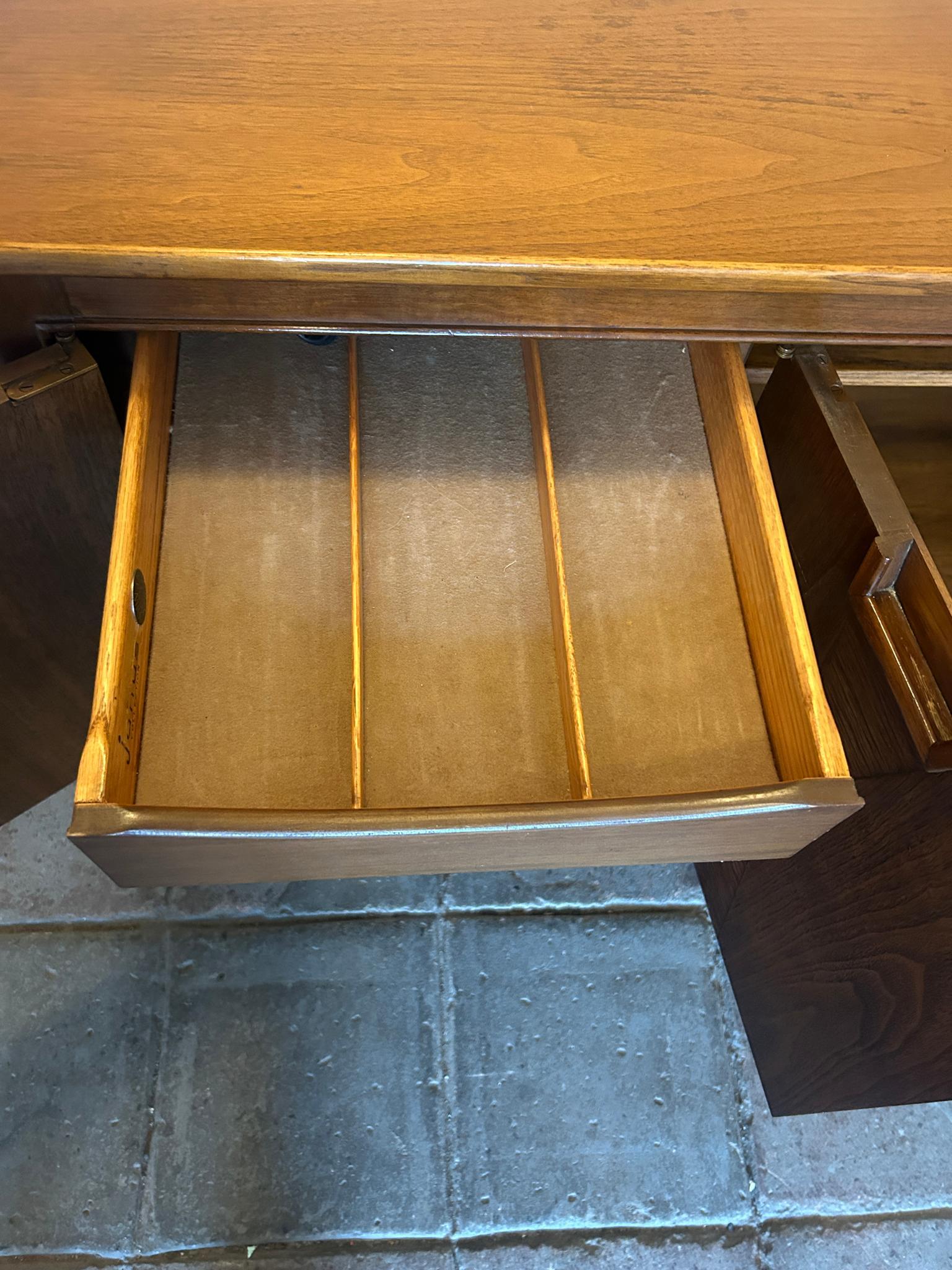 Mid Century Modern American Expanding rolling Walnut Bar Buffet Cart Janus For Sale 8