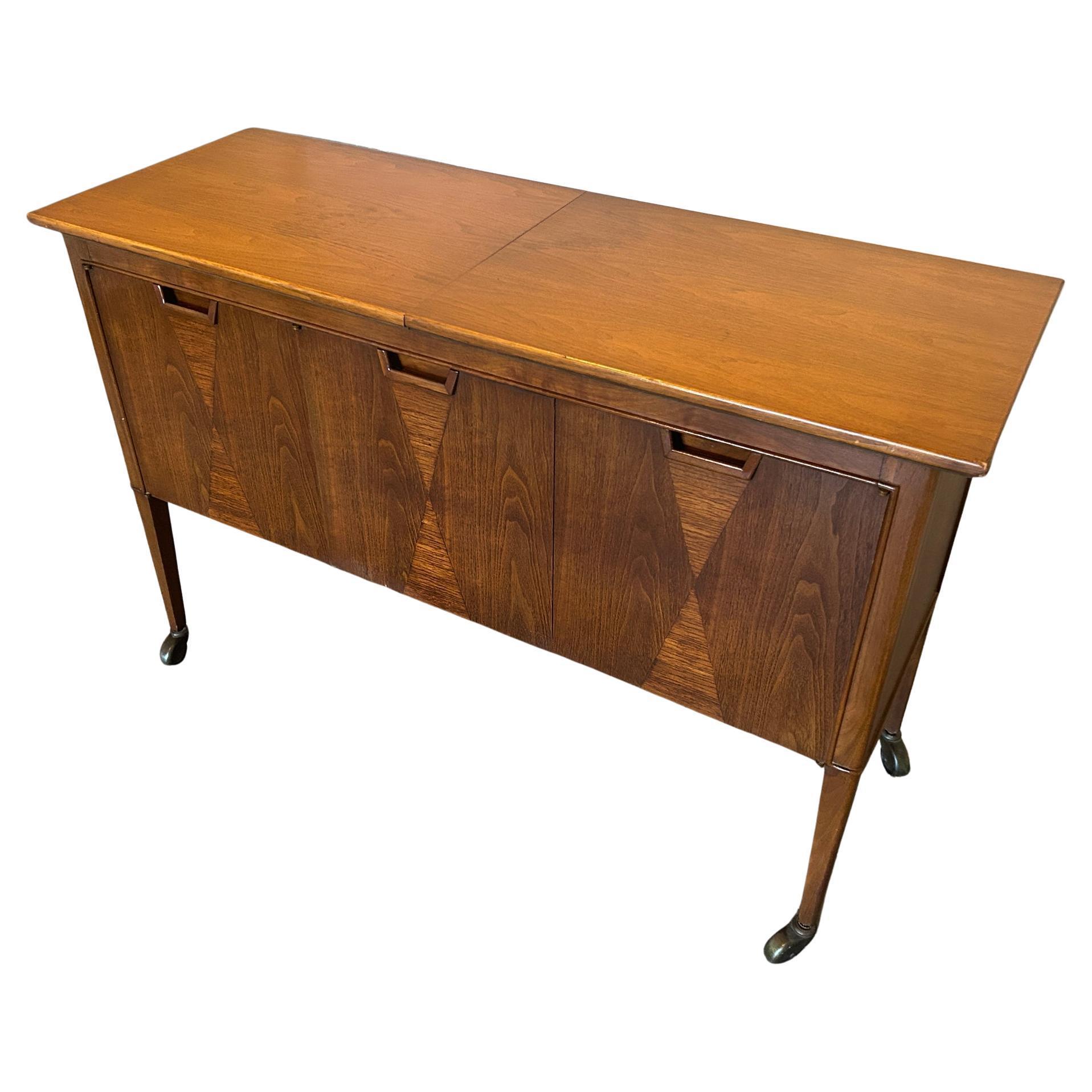 Mid-Century Modern Mid Century Modern American Expanding rolling Walnut Bar Buffet Cart Janus For Sale