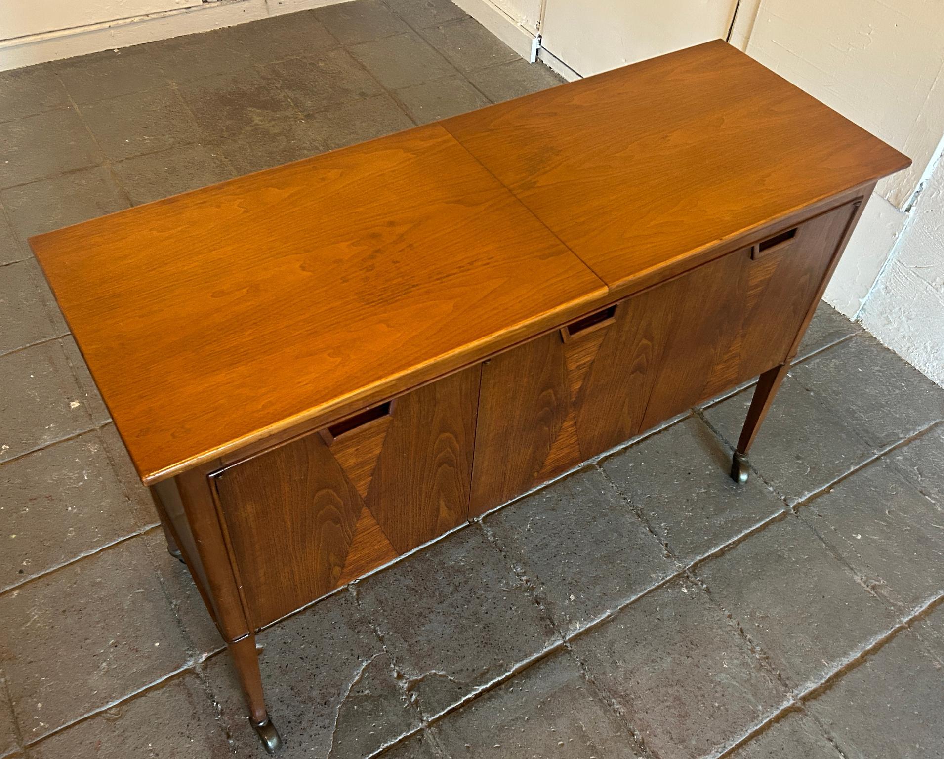 Woodwork Mid Century Modern American Expanding rolling Walnut Bar Buffet Cart Janus For Sale