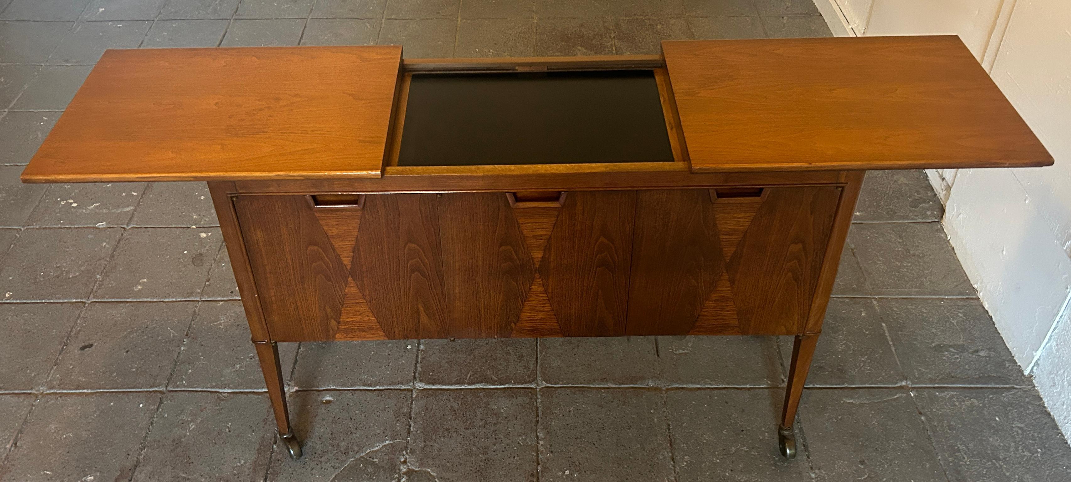 Mid Century Modern American Expanding rolling Walnut Bar Buffet Cart Janus In Good Condition For Sale In Brooklyn, NY