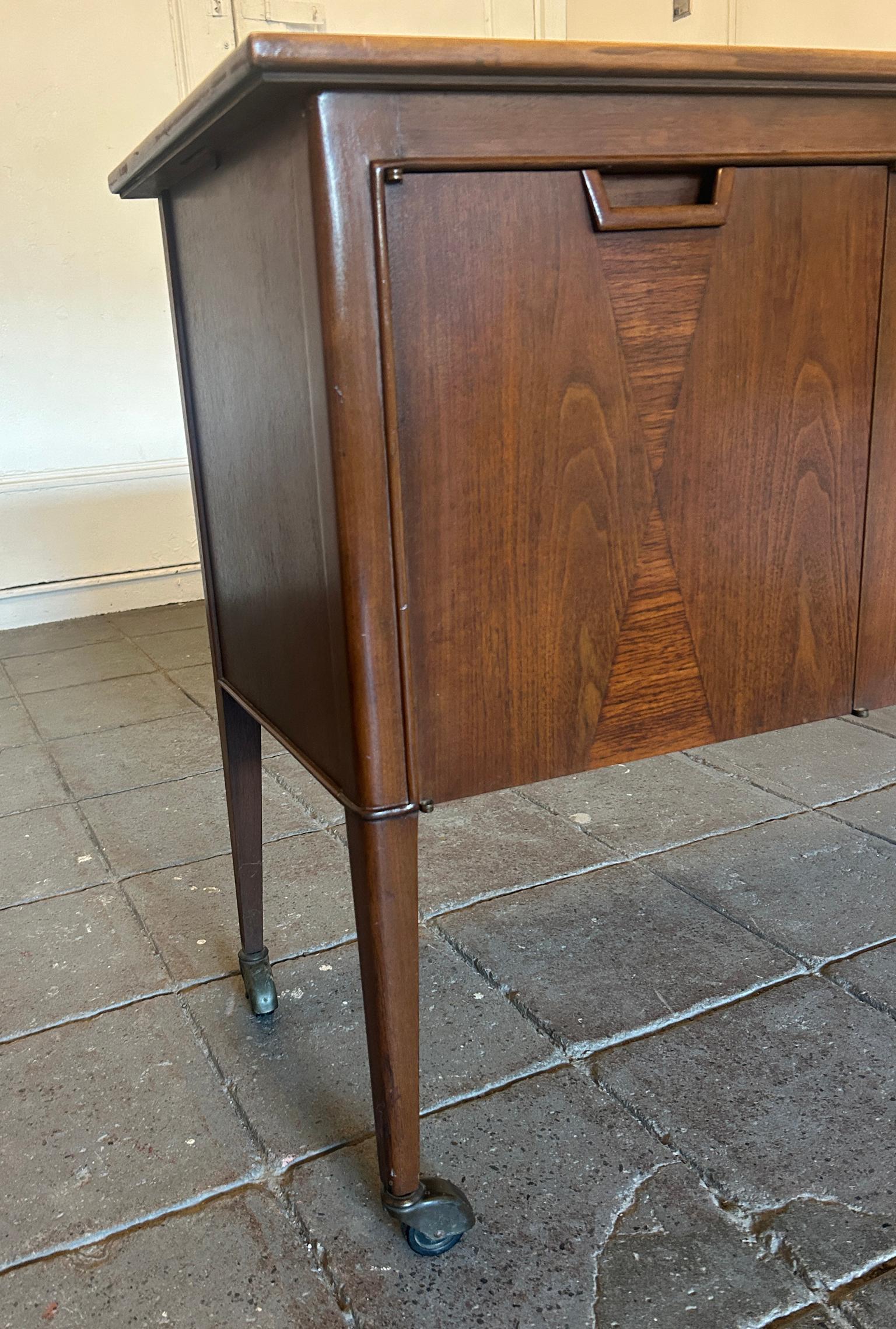 Mid-20th Century Mid Century Modern American Expanding rolling Walnut Bar Buffet Cart Janus For Sale
