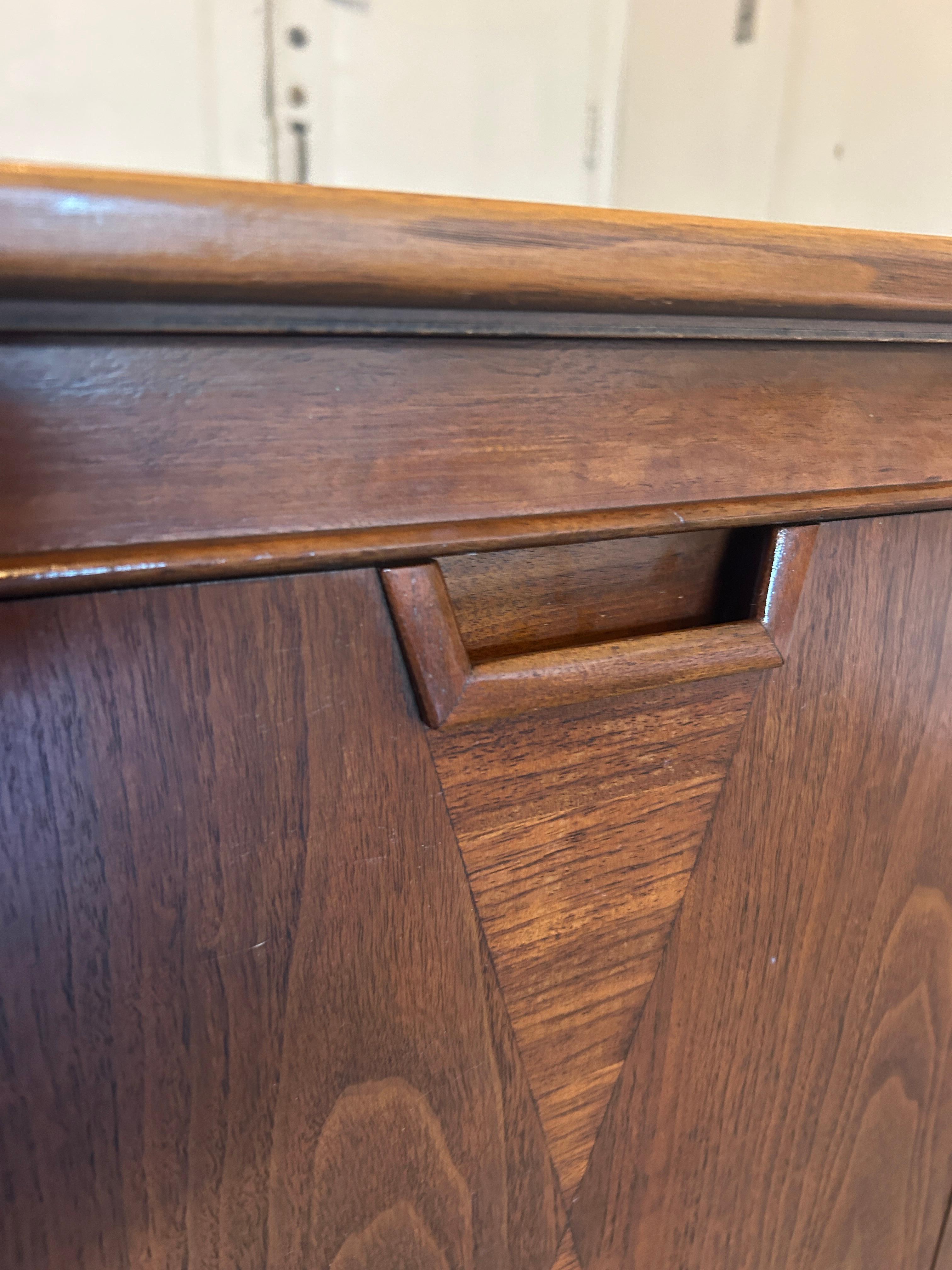 Felt Mid Century Modern American Expanding rolling Walnut Bar Buffet Cart Janus For Sale