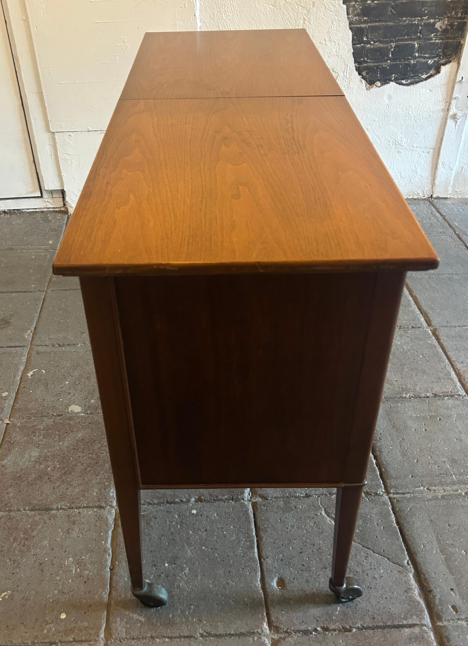 Mid Century Modern American Expanding rolling Walnut Bar Buffet Cart Janus For Sale 1
