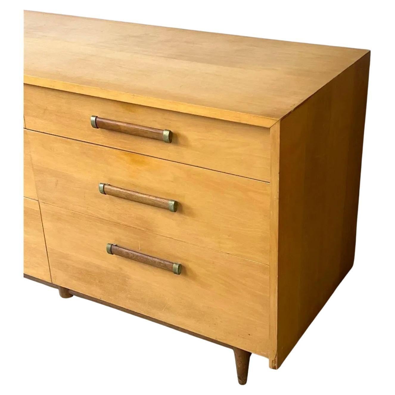 Mid-Century moderno Comò basso a 6 cassetti in acero biondo di American of Martinsville, un'azienda moderna di metà secolo in vendita