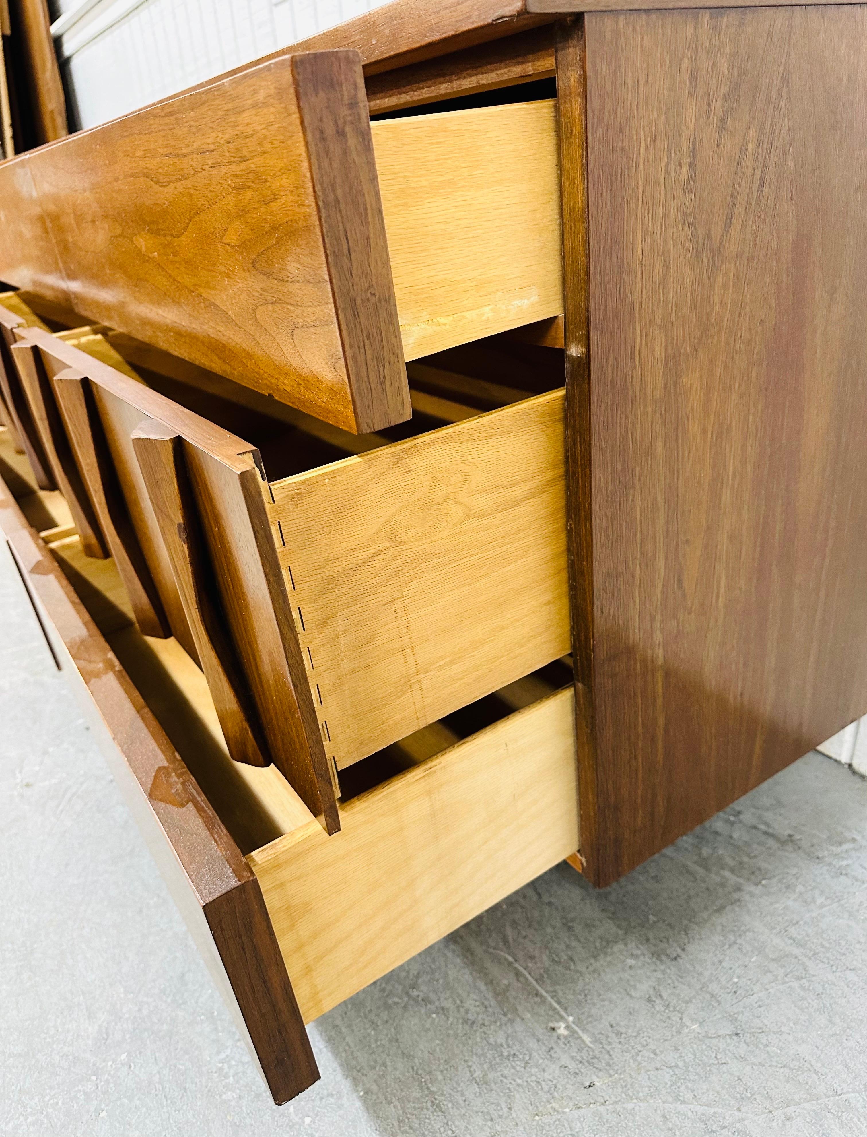 Mid-Century Modern American of Martinsville 9-Drawer Dresser For Sale 5