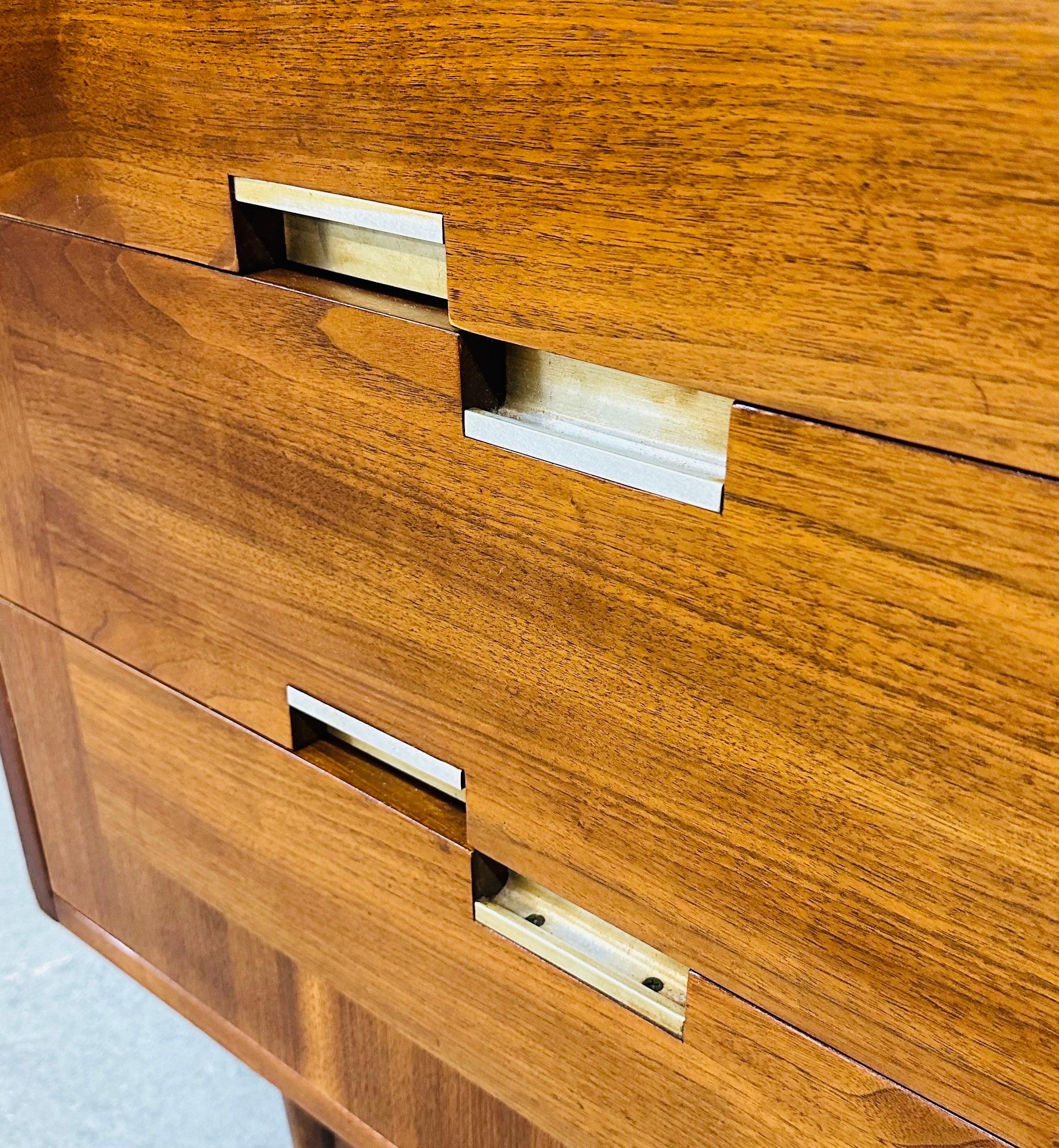 Mid-Century Modern American of Martinsville 9-Drawer Dresser 5