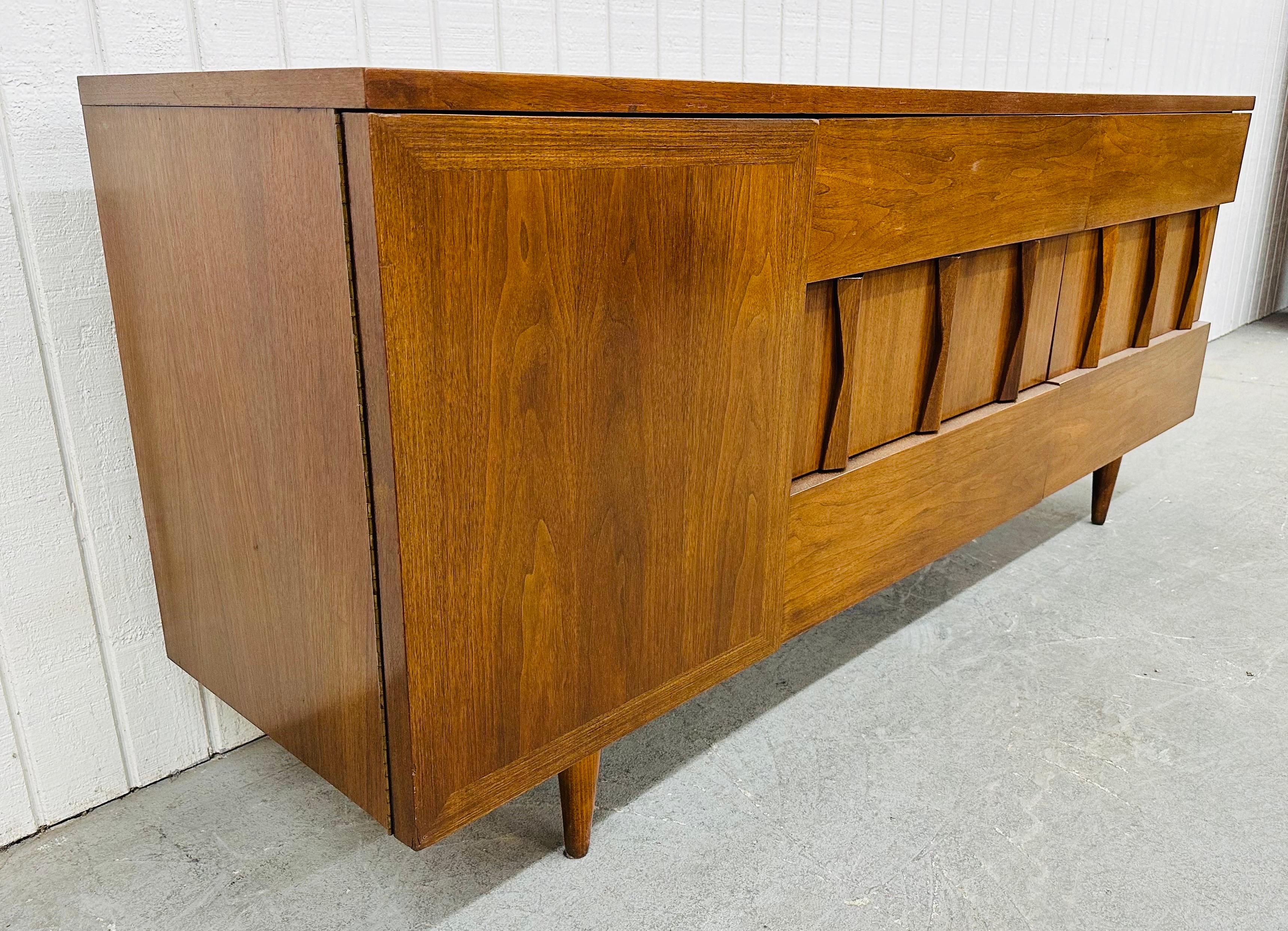 Dieses Angebot ist für eine Mid-Century Modern American of Martinsville Kommode. Mit einem geradlinigen Design, einer brutalistischen Front, einer Tür auf der linken Seite, die sich zu drei versteckten Schubladen öffnet, sechs größeren Schubladen