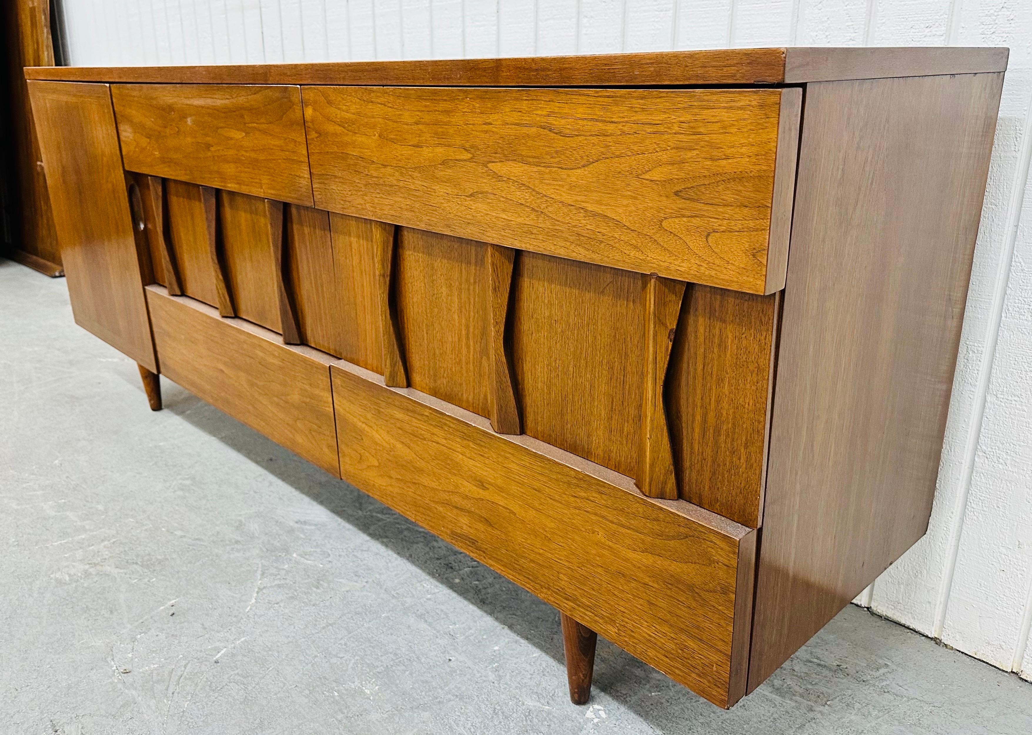 Mid-Century Modern American of Martinsville 9-Drawer Dresser In Good Condition For Sale In Clarksboro, NJ