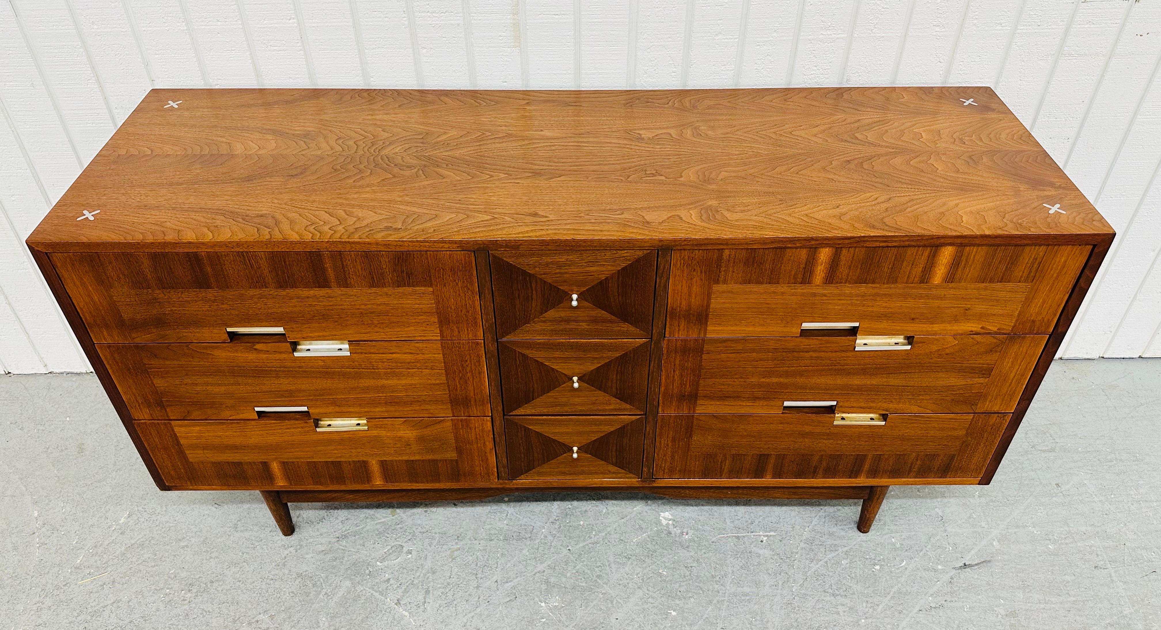 Mid-Century Modern American of Martinsville 9-Drawer Dresser In Good Condition In Clarksboro, NJ