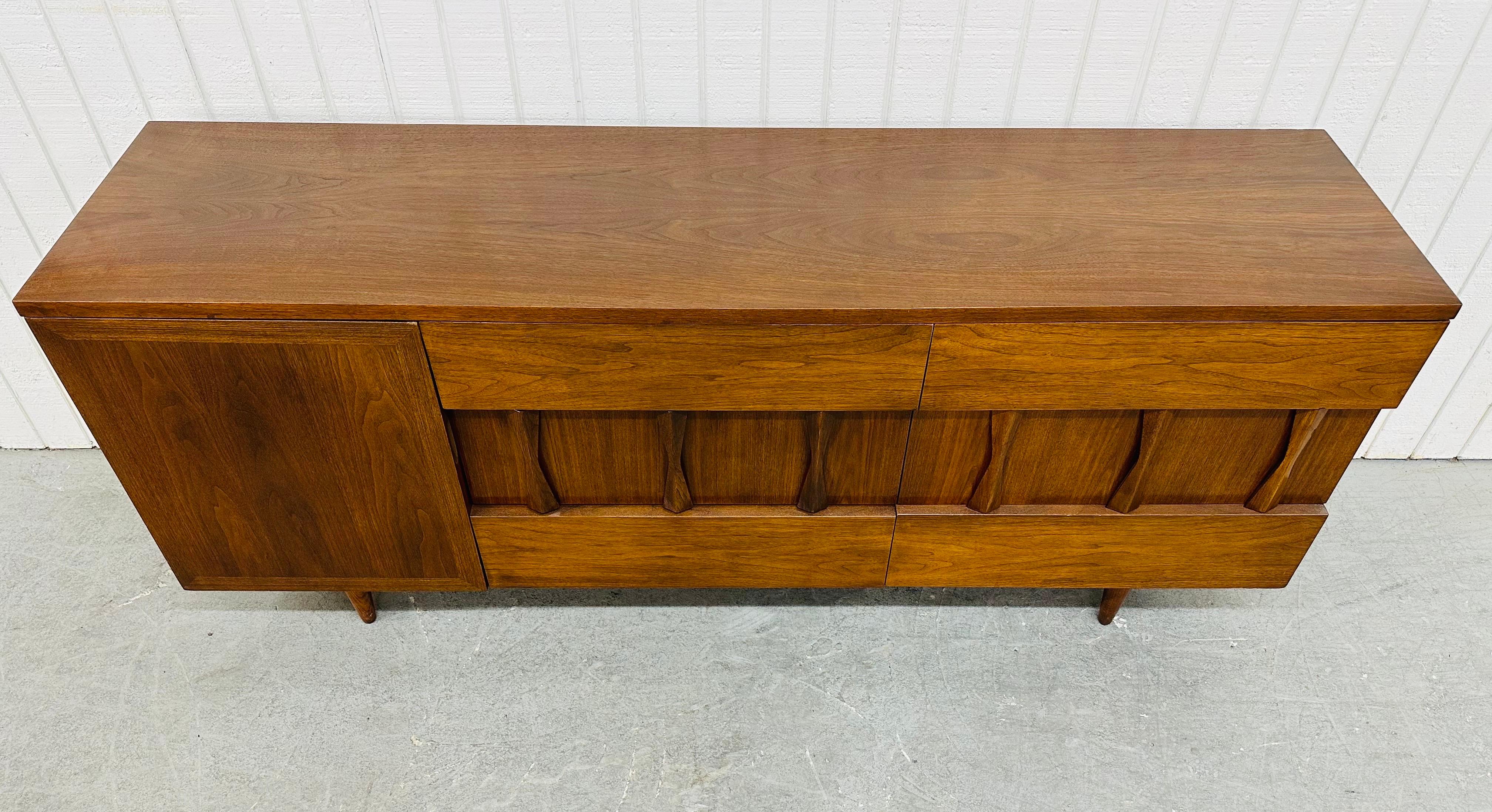 Wood Mid-Century Modern American of Martinsville 9-Drawer Dresser For Sale