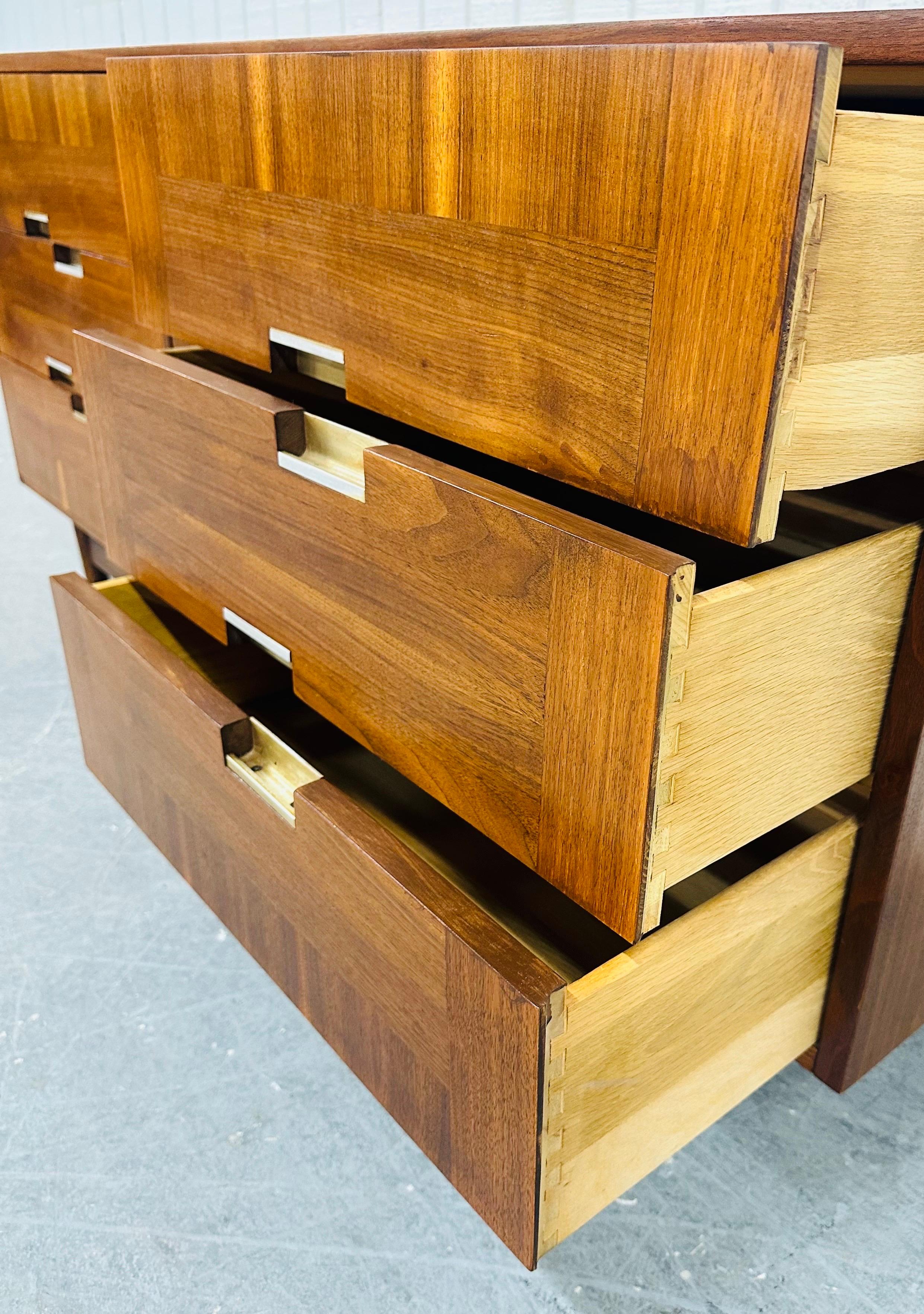 Mid-Century Modern American of Martinsville 9-Drawer Dresser 3