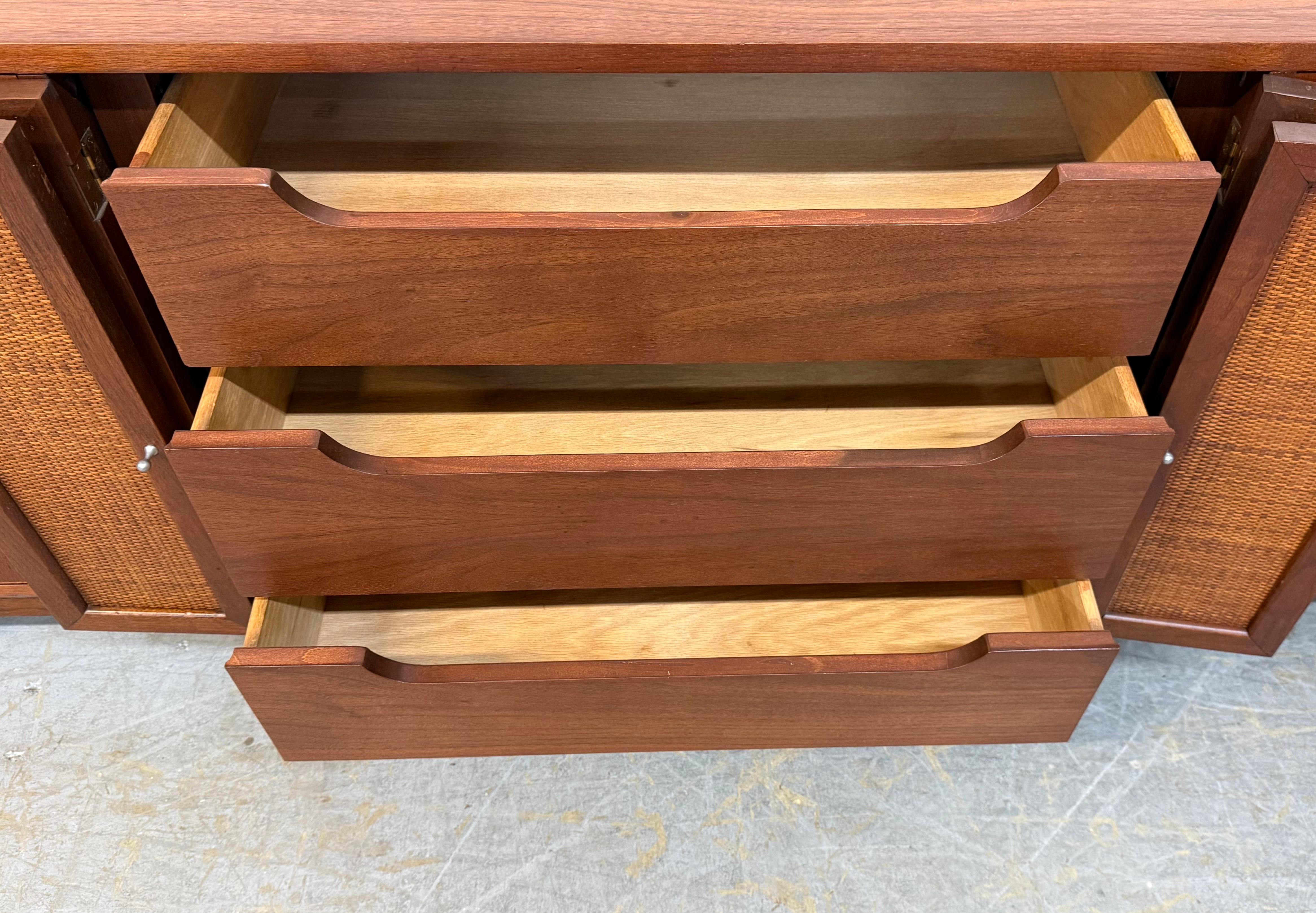 Commode triple en noyer Accord American of Martinsville Mid-Century Modern en vente 4