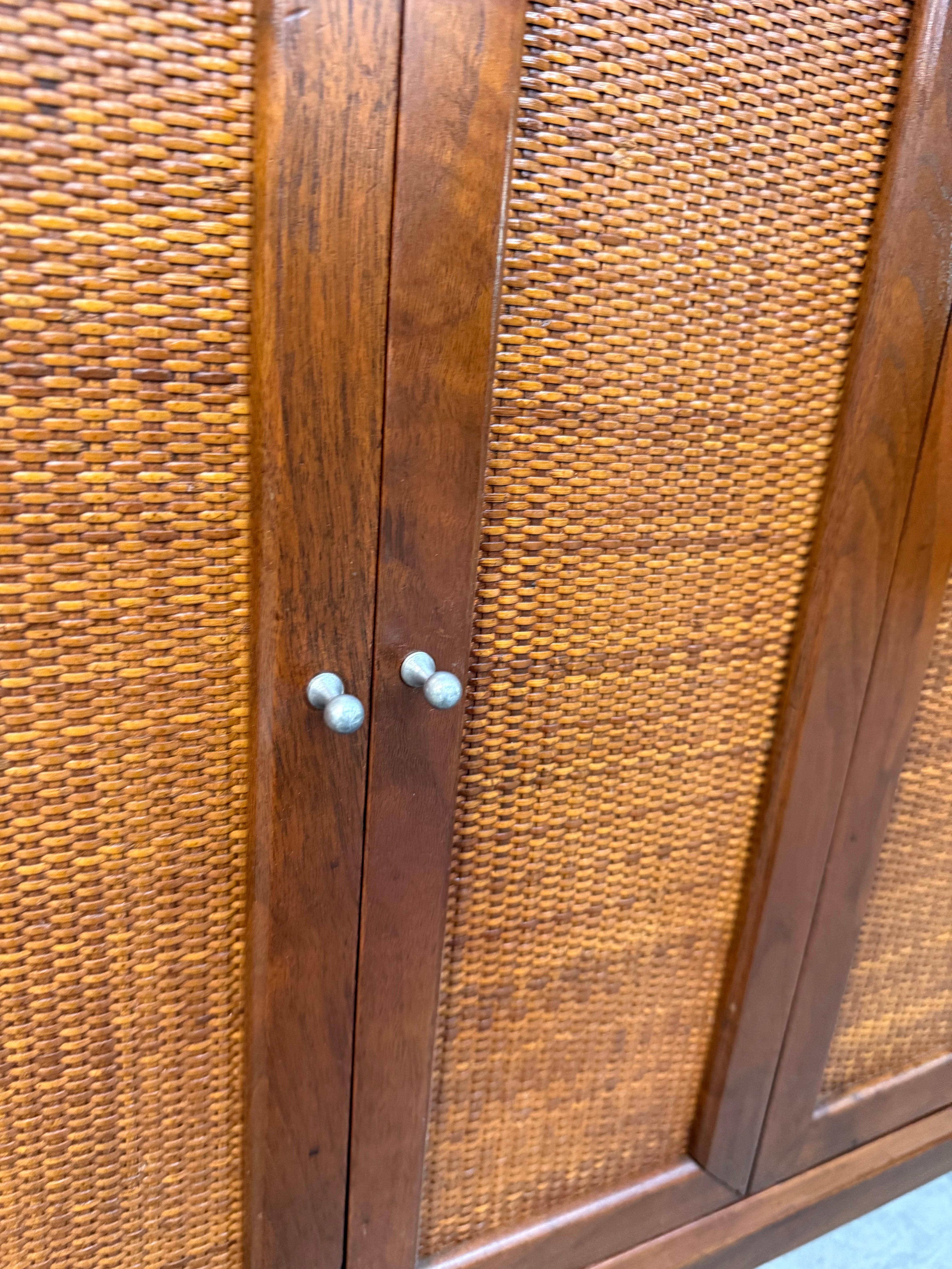 Commode triple en noyer Accord American of Martinsville Mid-Century Modern en vente 5