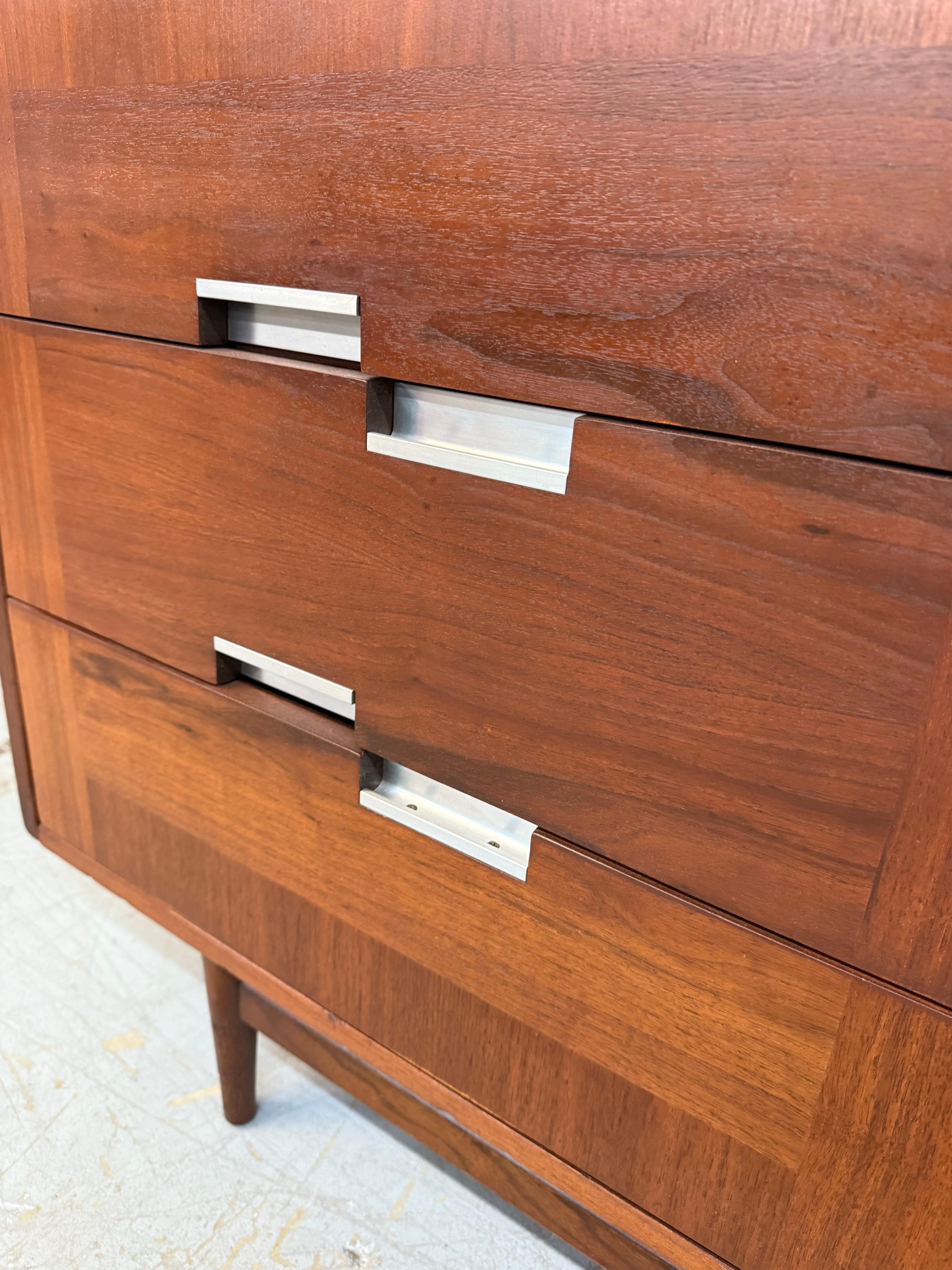 Commode triple en noyer Accord American of Martinsville Mid-Century Modern en vente 6