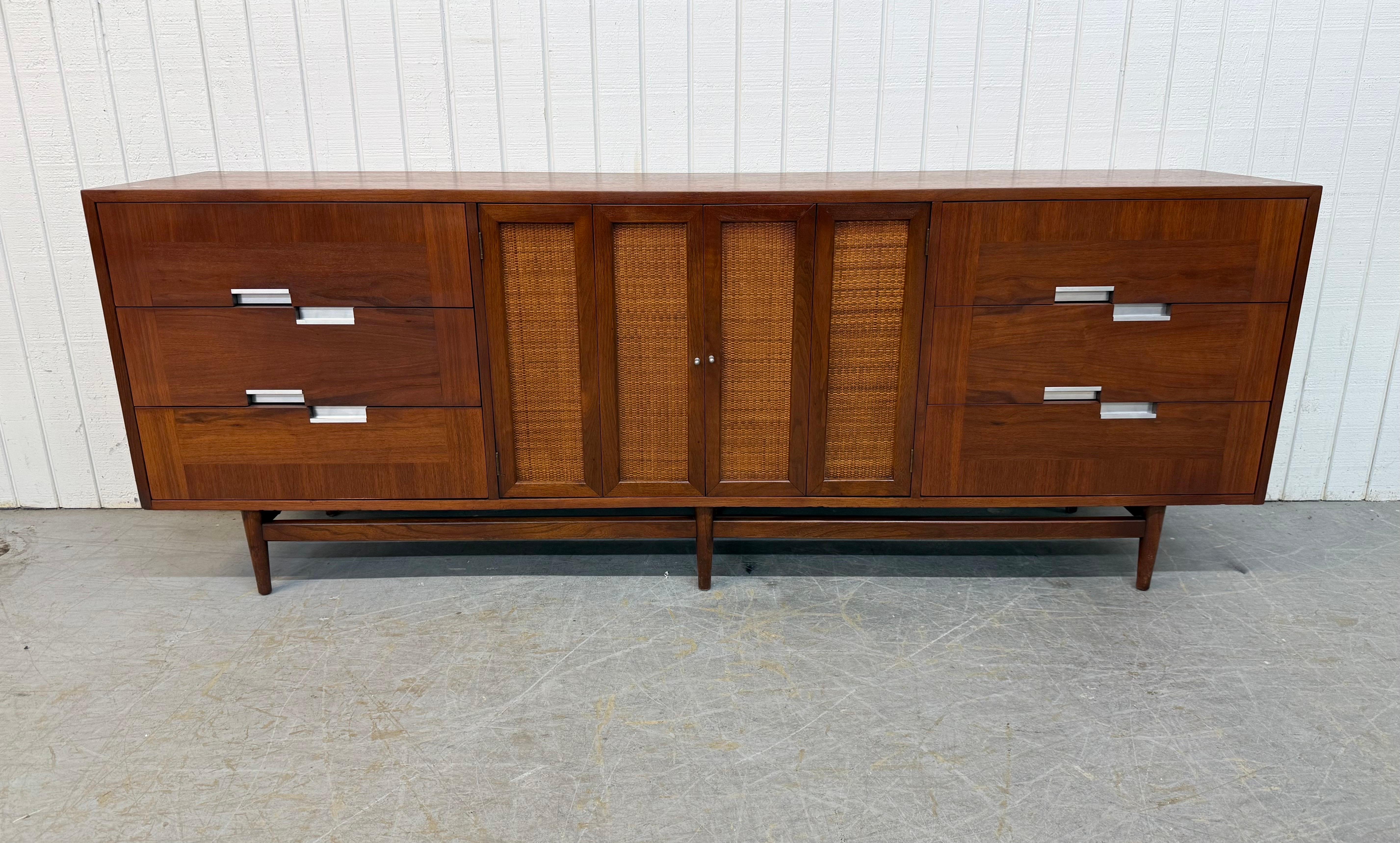 Américain Commode triple en noyer Accord American of Martinsville Mid-Century Modern en vente