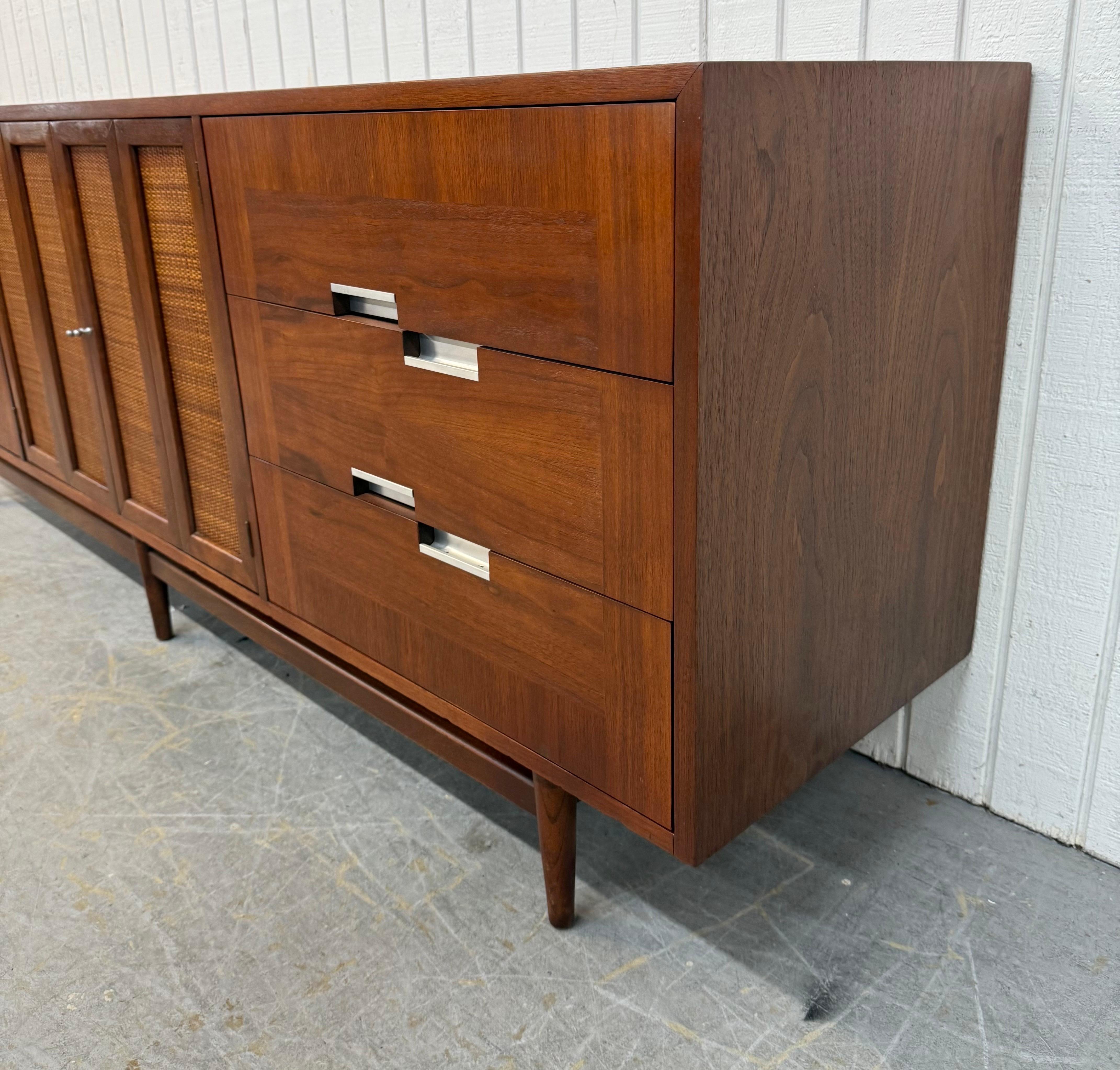 Commode triple en noyer Accord American of Martinsville Mid-Century Modern Bon état - En vente à Clarksboro, NJ