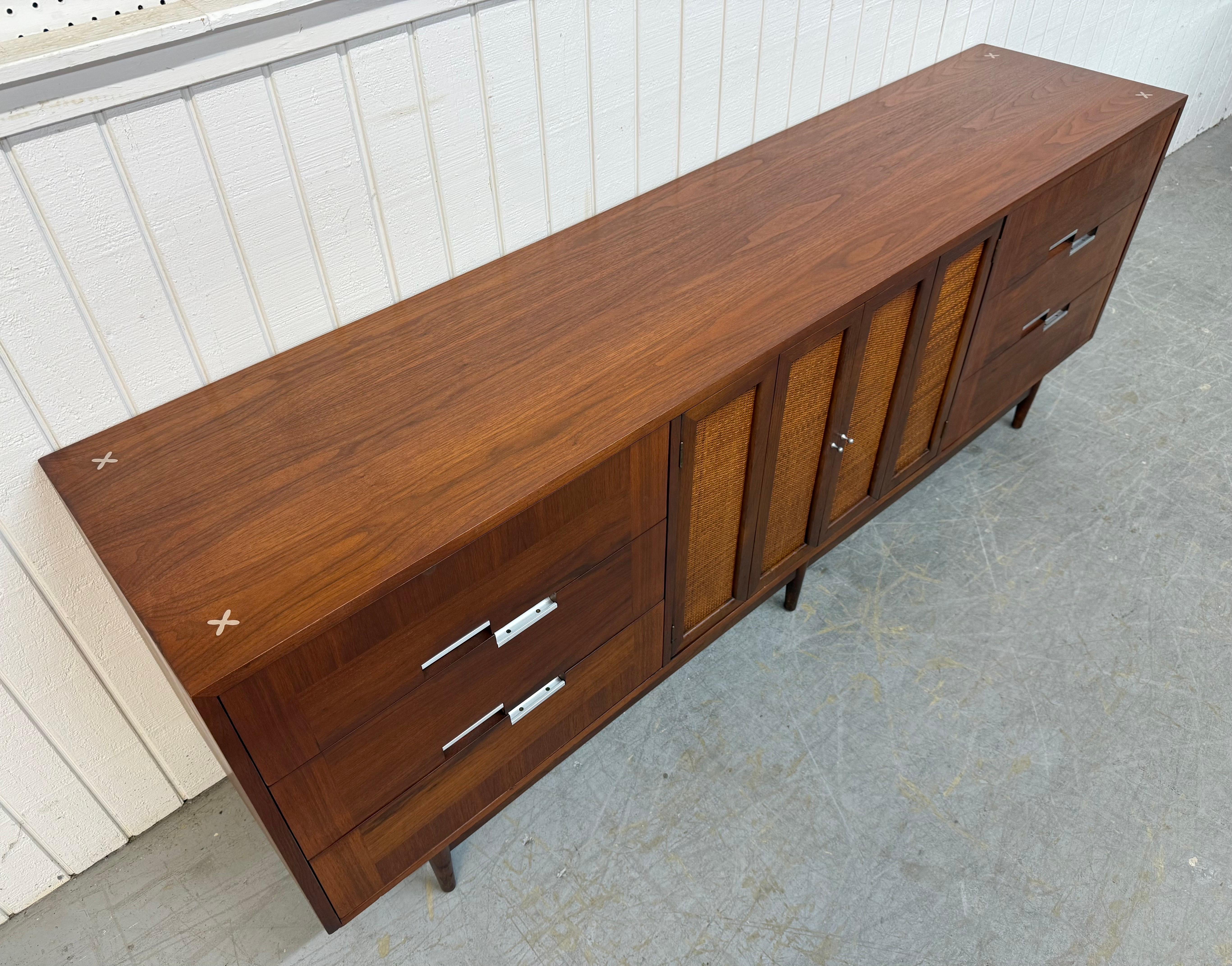 Milieu du XXe siècle Commode triple en noyer Accord American of Martinsville Mid-Century Modern en vente