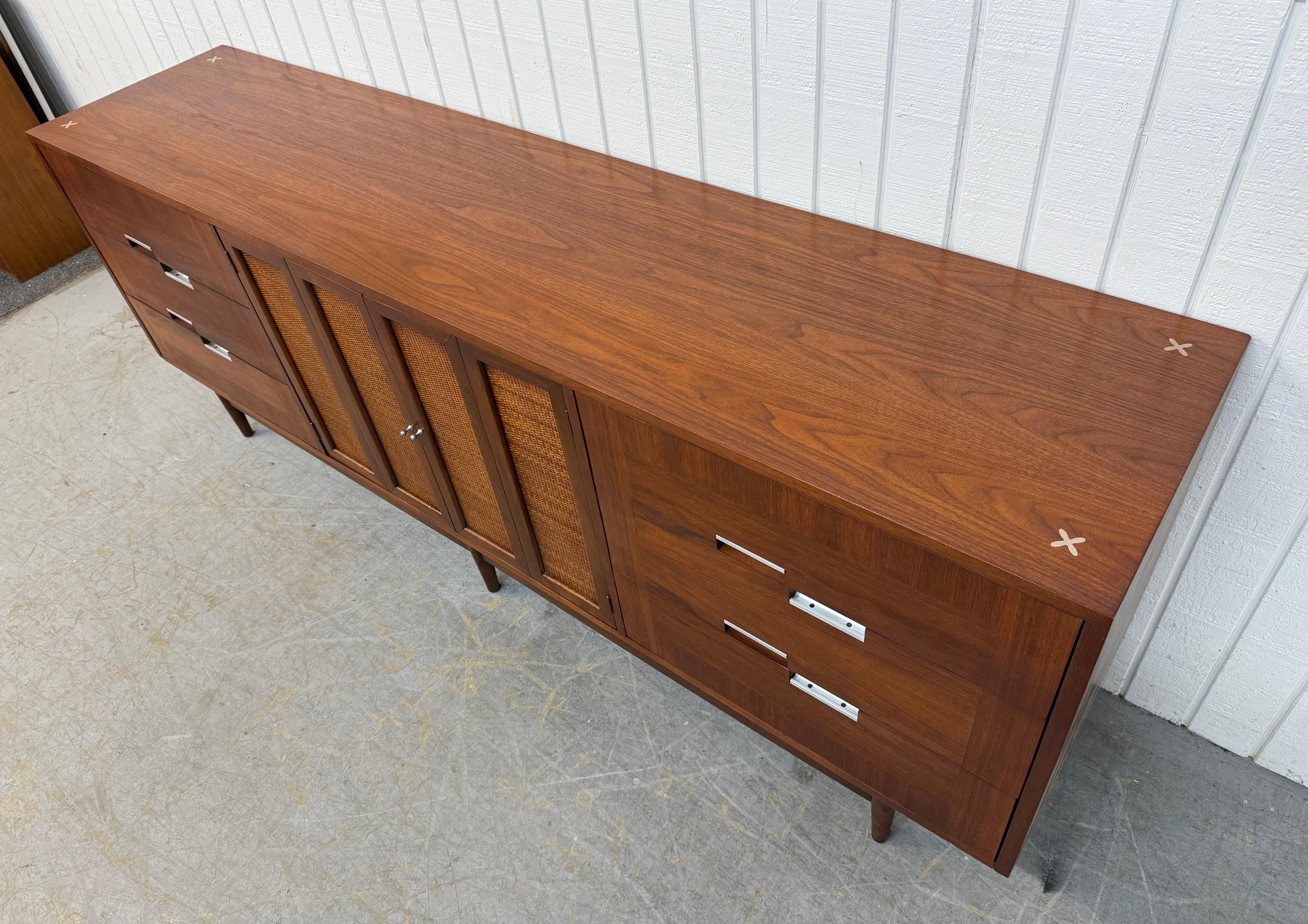 Canne Commode triple en noyer Accord American of Martinsville Mid-Century Modern en vente