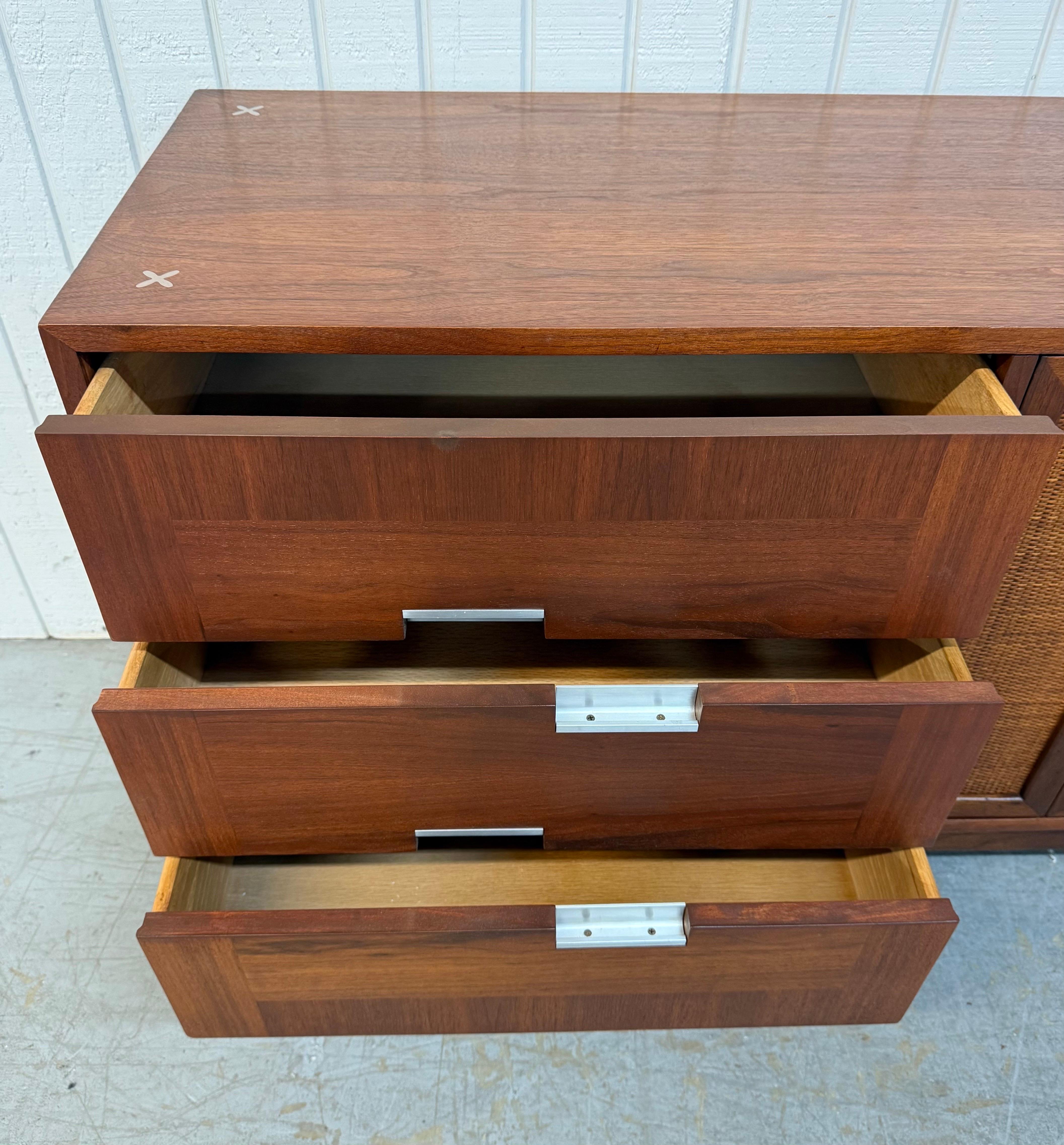 Commode triple en noyer Accord American of Martinsville Mid-Century Modern en vente 1