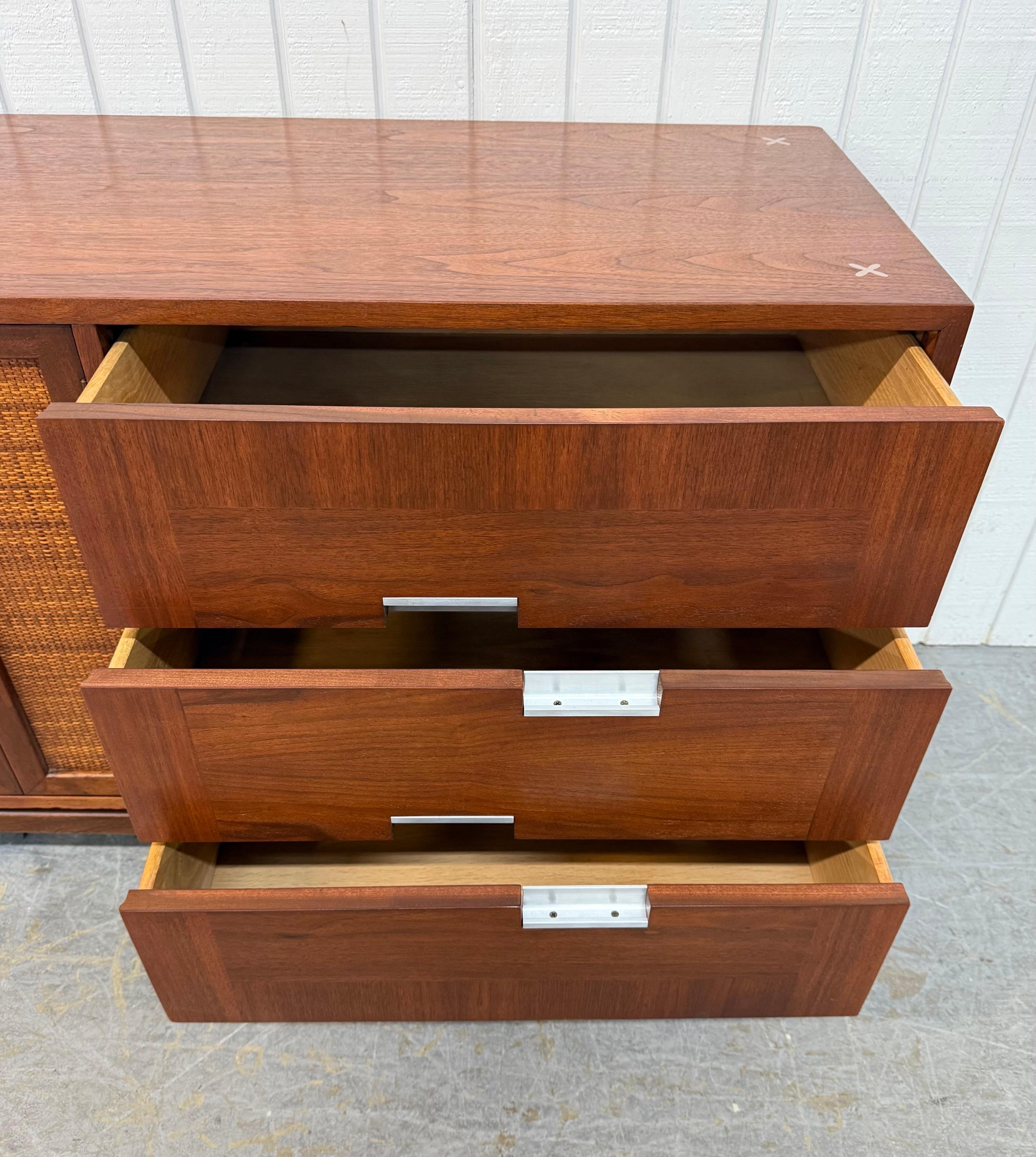 Commode triple en noyer Accord American of Martinsville Mid-Century Modern en vente 2