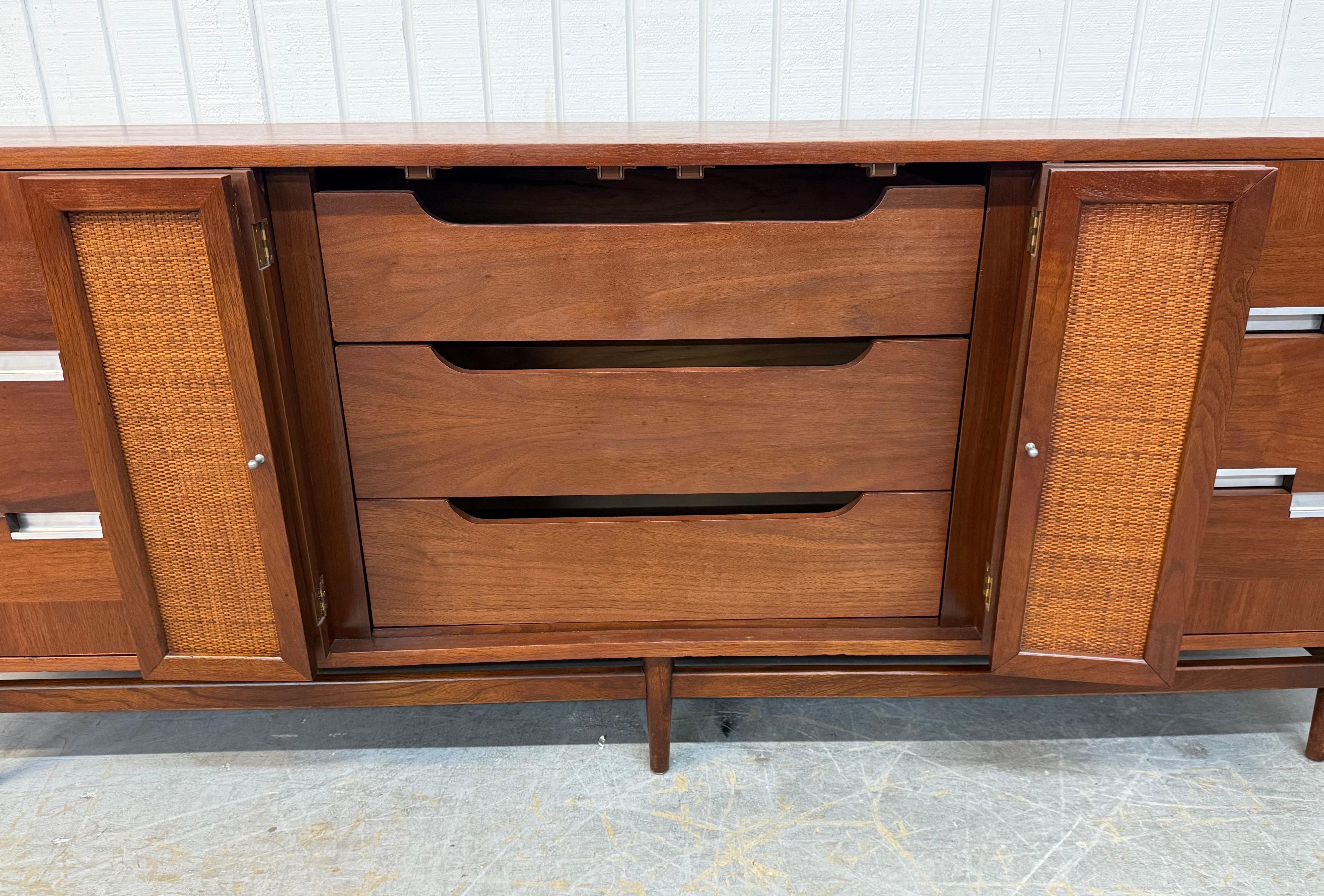 Commode triple en noyer Accord American of Martinsville Mid-Century Modern en vente 3