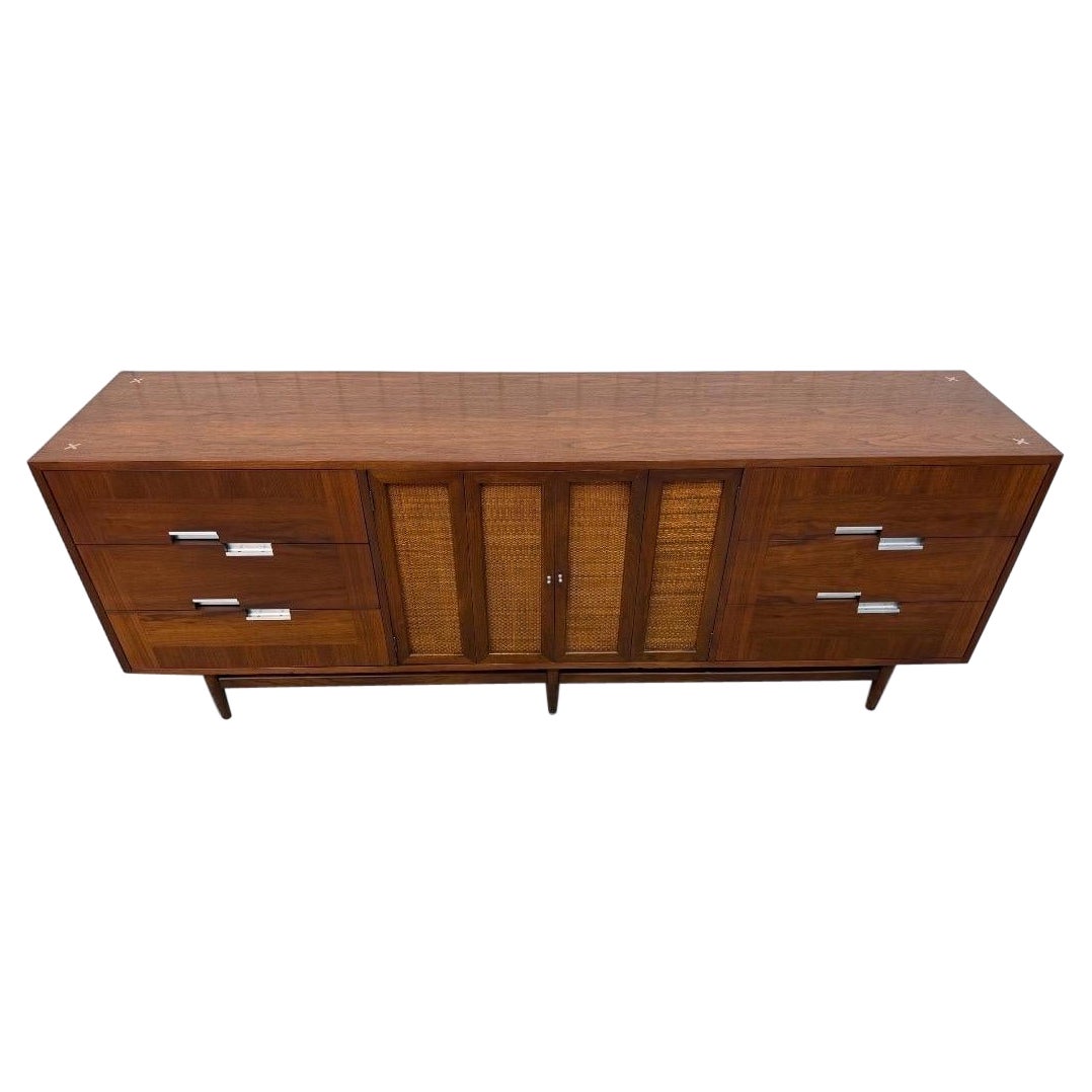 Commode triple en noyer Accord American of Martinsville Mid-Century Modern en vente