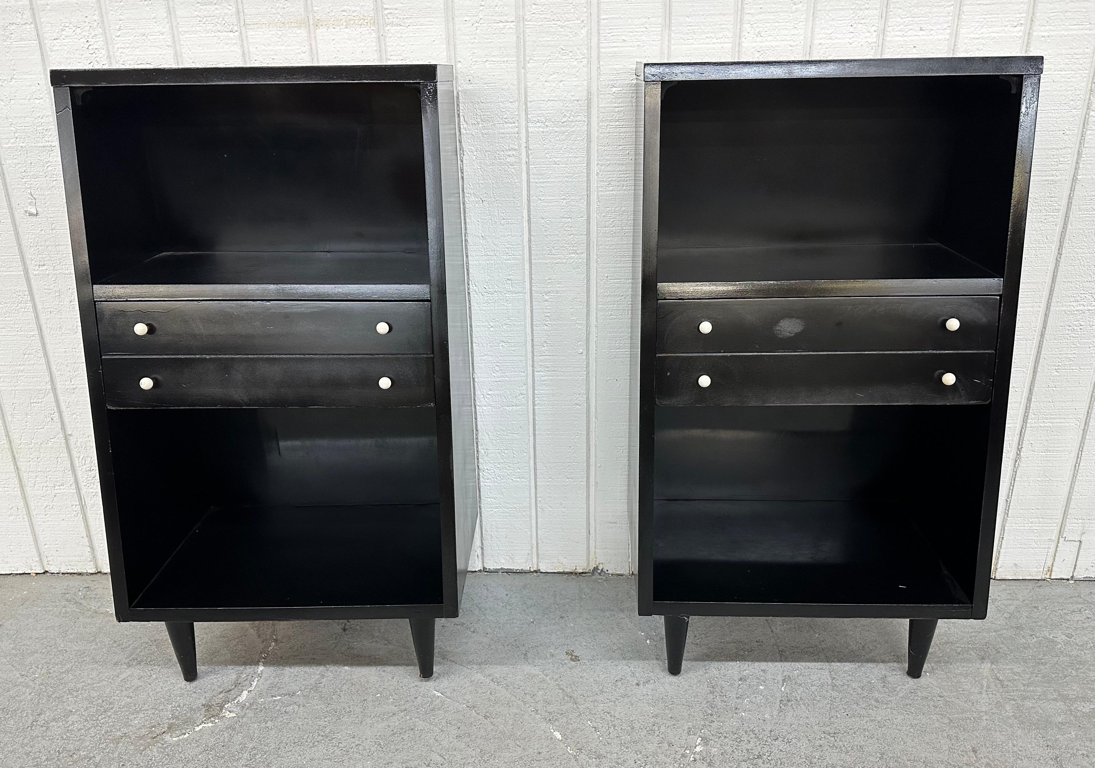 Mid-Century Modern American of Martinsville Black Lacquered Nightstands 1