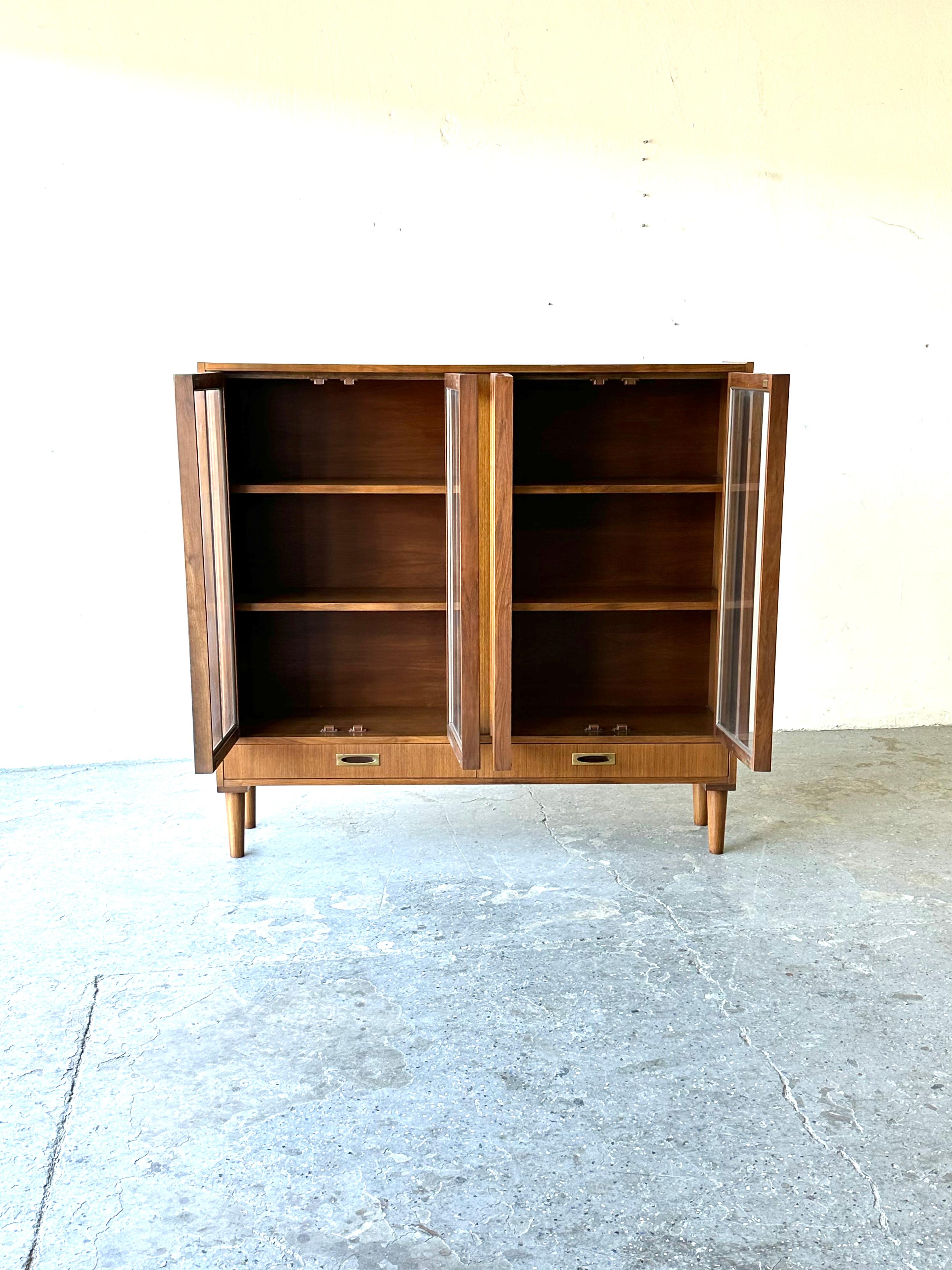 Mid-Century Modern American of Martinsville Bookcase Display Cabinet 9
