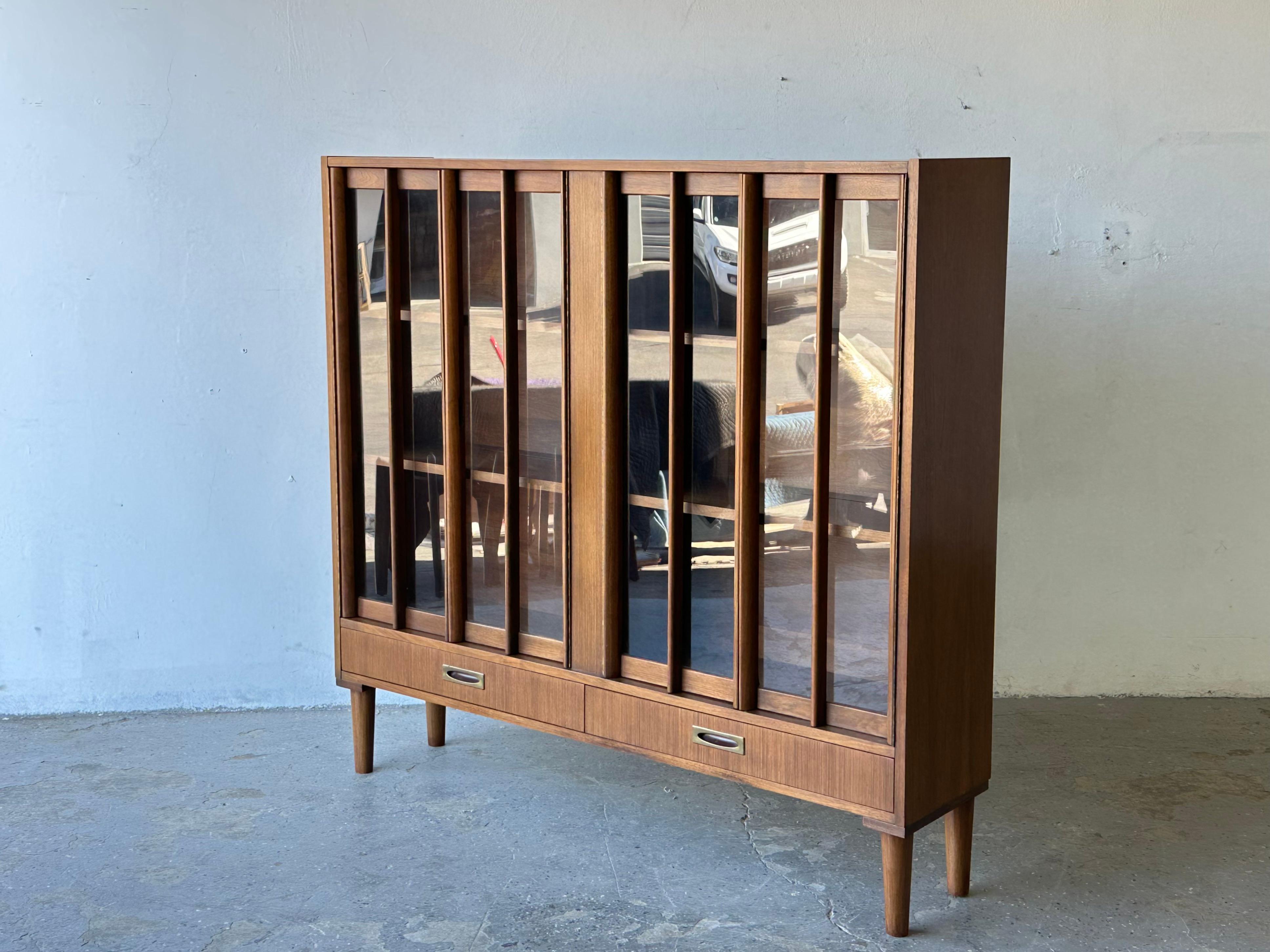 Mid-Century Modern American of Martinsville Bookcase Display Cabinet In Good Condition In Las Vegas, NV